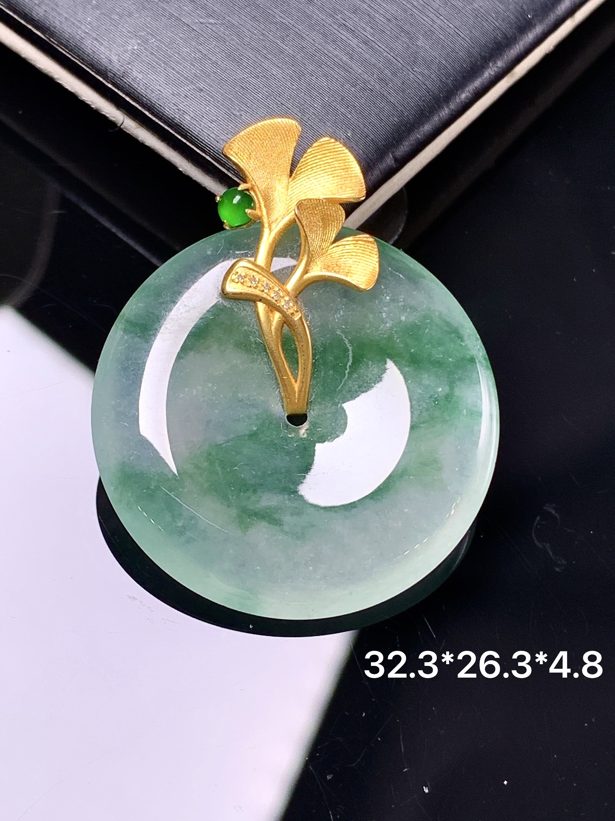 18k金镶嵌飘绿平安扣吊坠 玉质细腻 色泽艳丽清新 整体尺寸32.3*26.3*4.8 h3