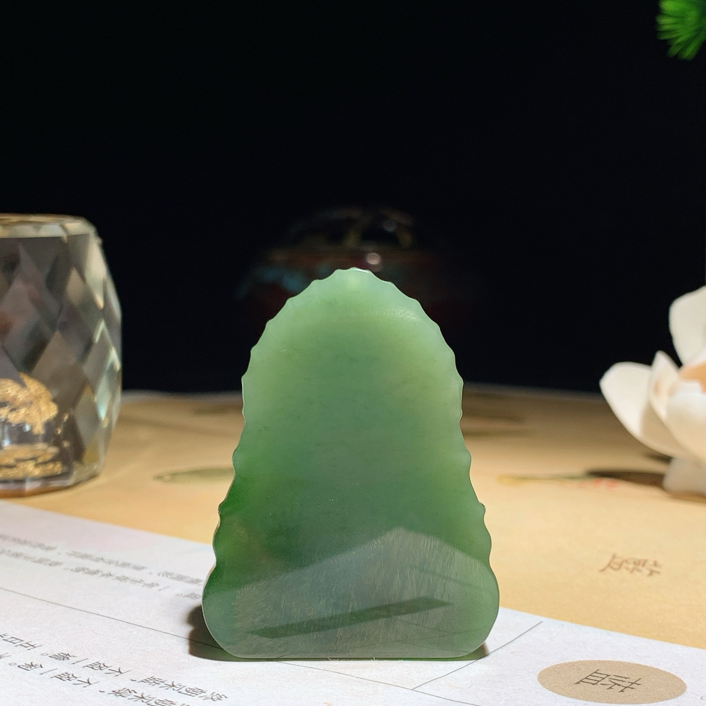 和田玉阳绿俄罗斯碧玉坐莲观音挂件！尺寸45/34/12重31.5克。玉质细腻油润。手推出油。佩戴高端典雅。lt260626