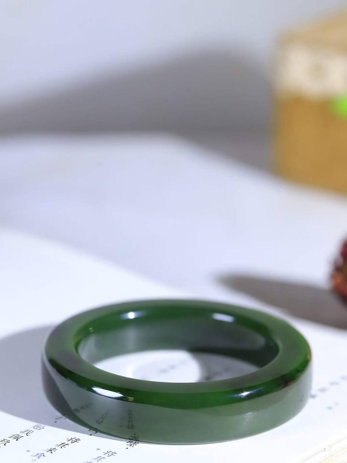 （碧色荡漾.手镯）

收藏级臻品和田玉碧玉手镯，灼灼其华想像靓妆淡伫 ，腕间绿意跳脱冰壶莹，坐间