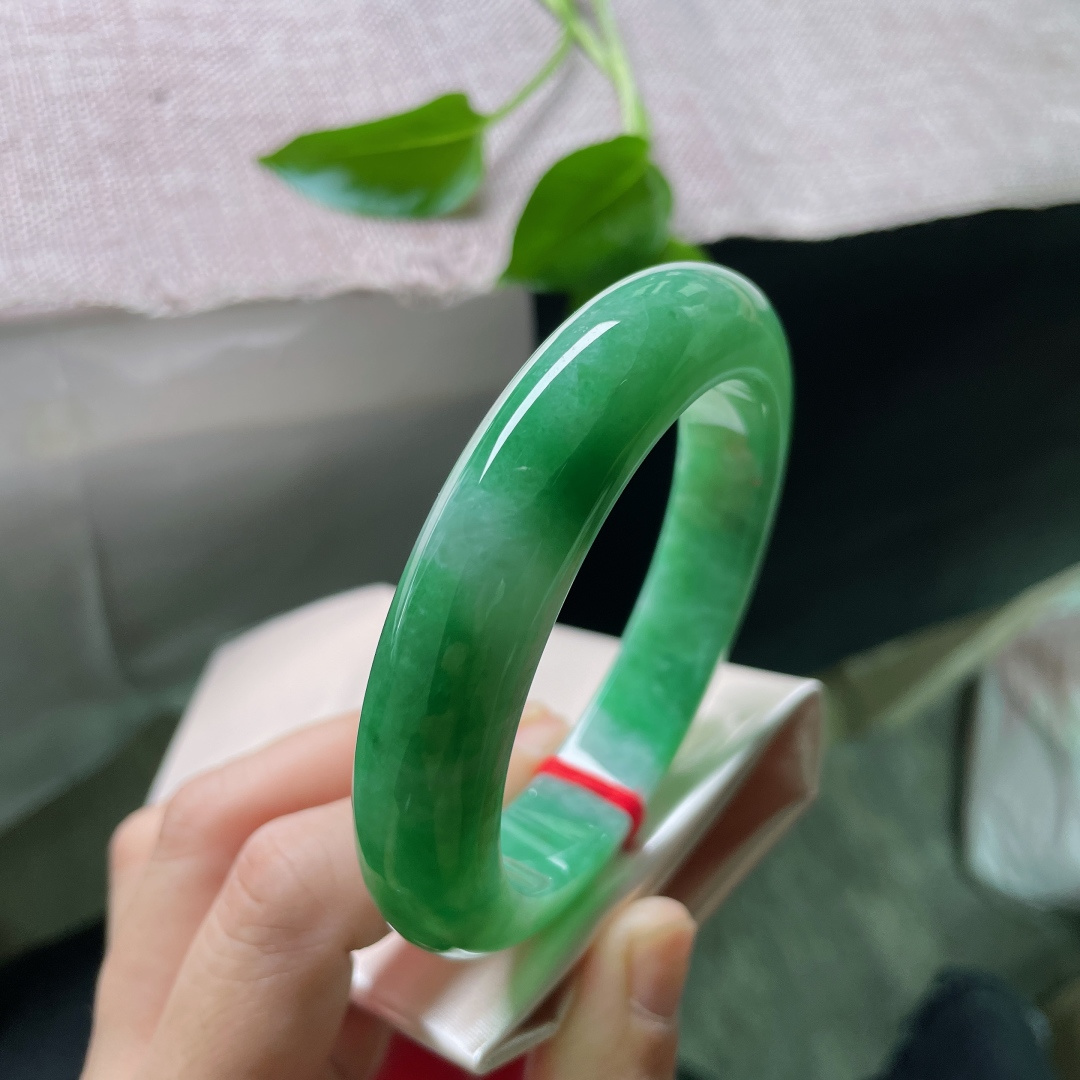 61.1/13.8/10.5，满绿正圈，大圈口，如深潭碧波，静水深流。洒金招财进宝。皮纹，ss49959a