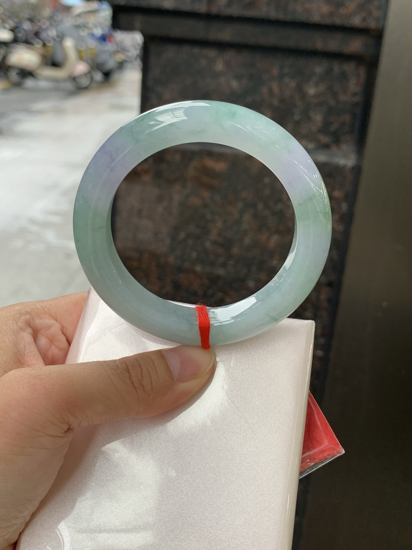 春彩正圈 0628-N930-12 淡紫底色交织果绿底色，底妆细腻温润，色泽自然柔和，一镯双色，韵味独特，日常佩戴超显气质。