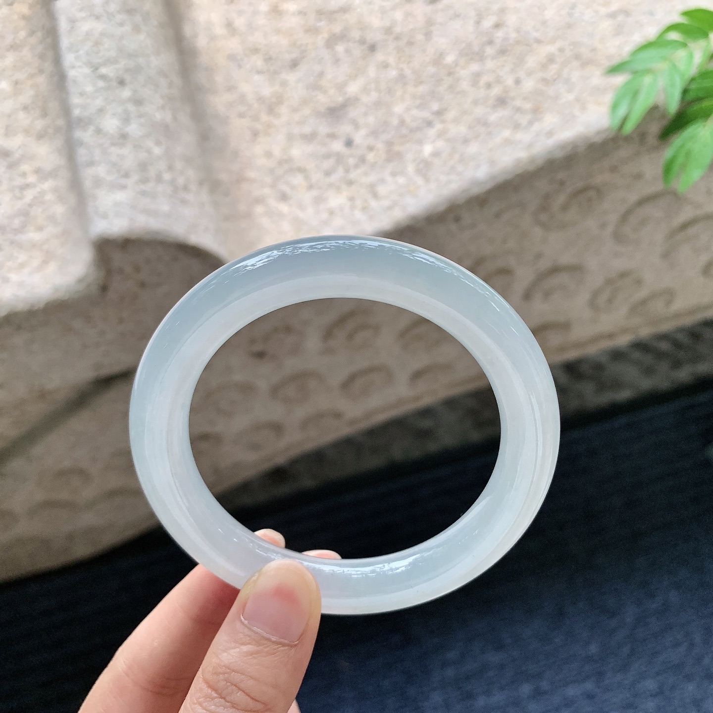 圆条58 59【圈口】59.3/10.4/10.5【编码】C5062820【描述】糯冰底色，水润，种老，细腻，打灯有棉线