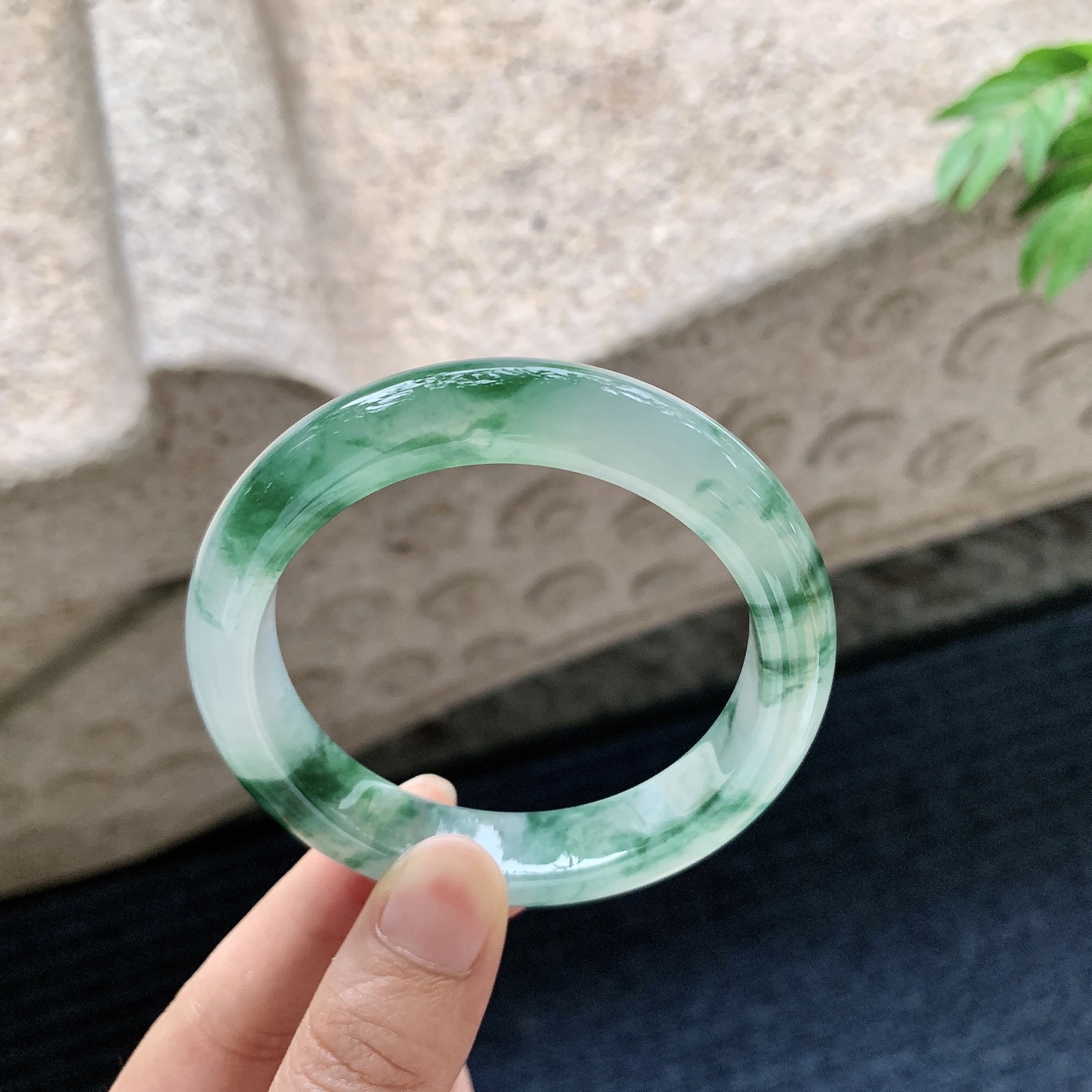正圈 55 55【圈口】55.4/11.8/8.8【编码】WW062805【描述】冰糯飘绿花，清透，水润，种老，细腻，打灯有棉线