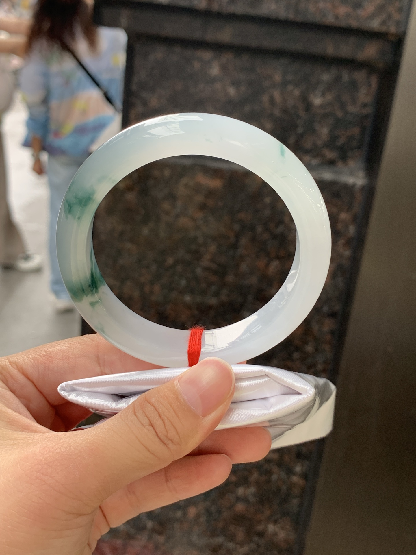 冰飘花正圈 58.2-12.6-9 0628-N1102-1 打灯纹裂，底妆胶润细腻，冰底中开出了朵朵兰花，飘花灵动飘逸，勾勒出一幅唯美诗意的山水意境画，古典优雅又秀气