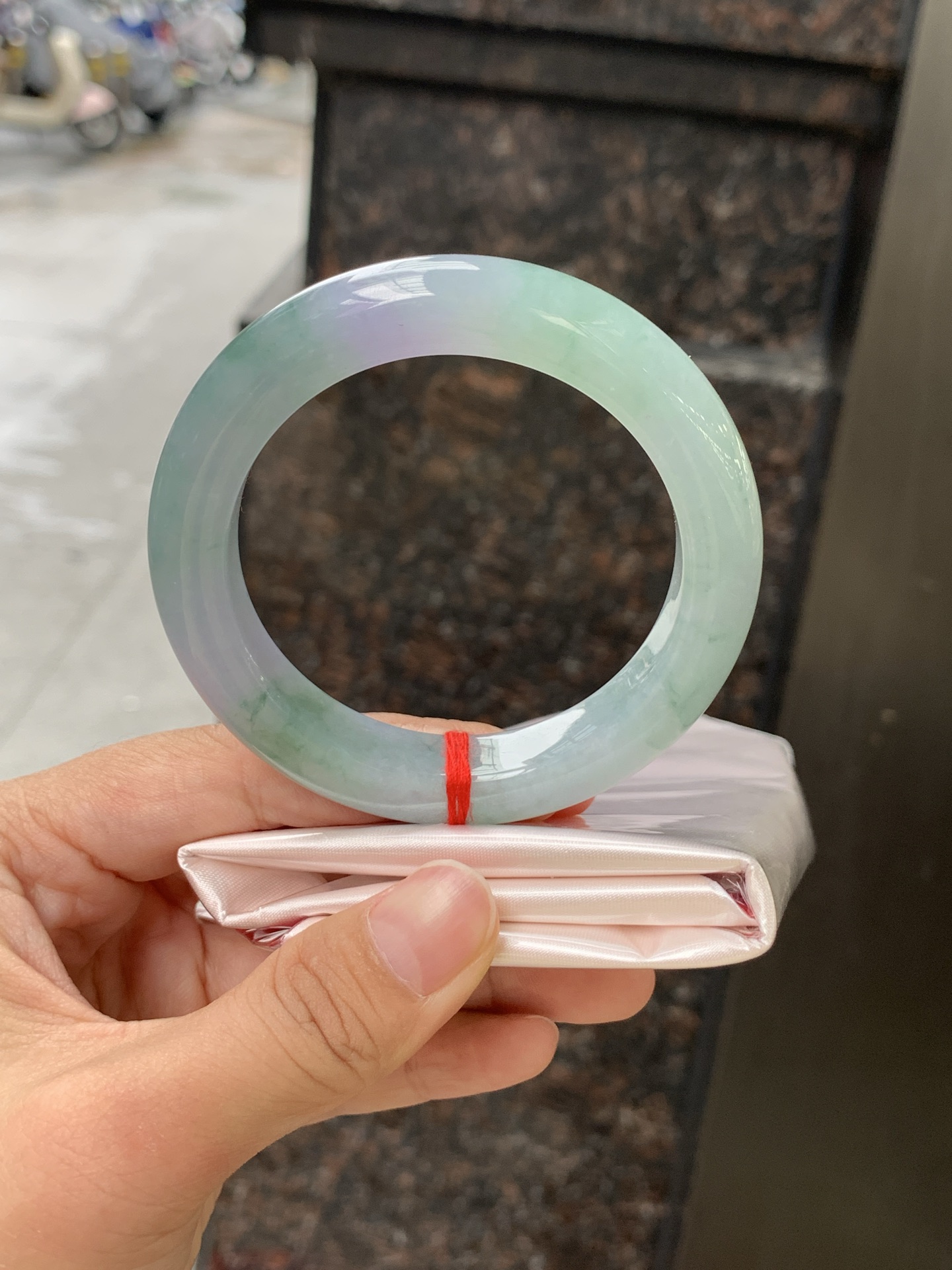 春彩正圈 0628-N930-12 淡紫底色交织果绿底色，底妆细腻温润，色泽自然柔和，一镯双色，韵味独特，日常佩戴超显气质。