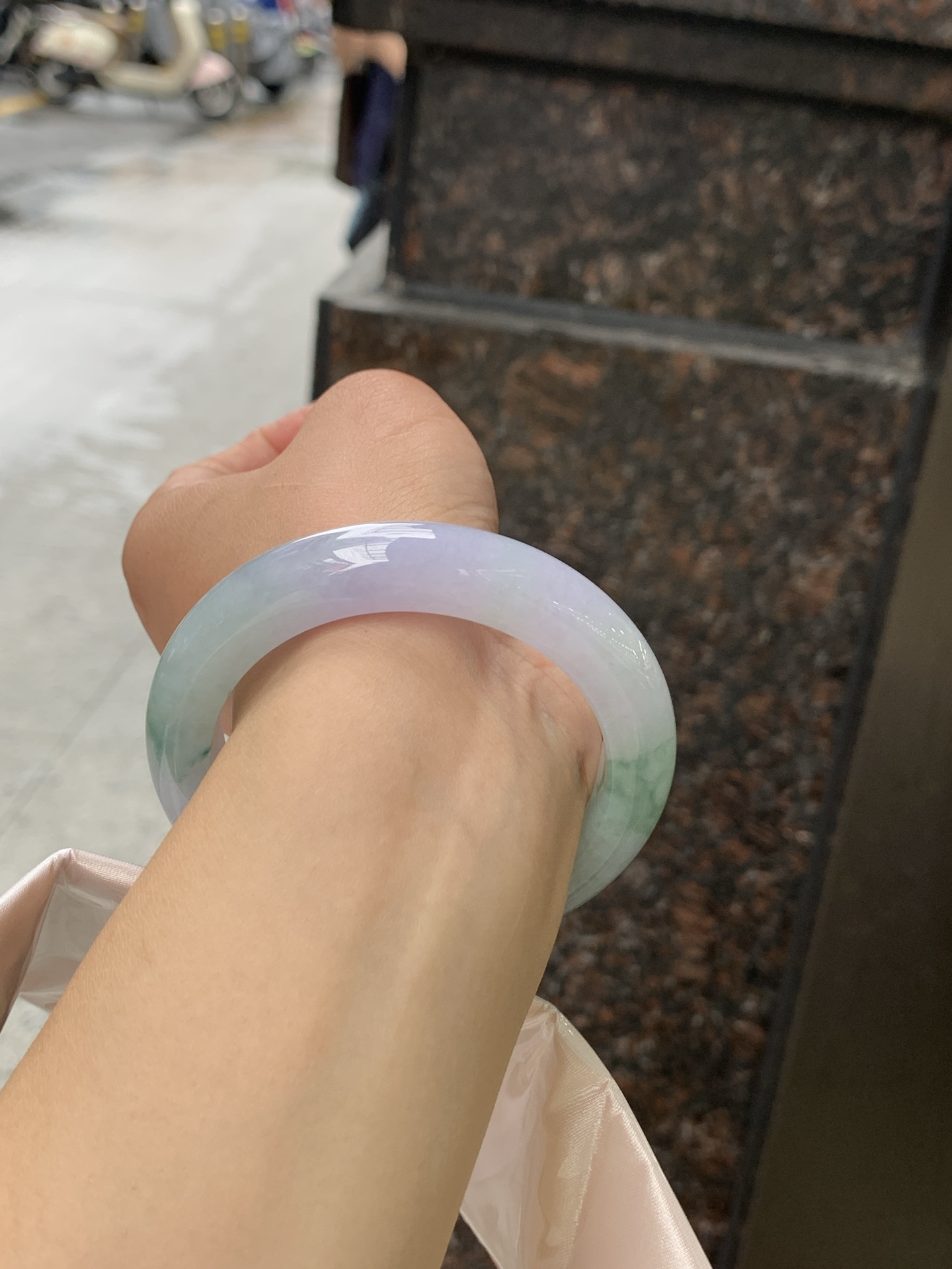 春彩正圈 0628-N930-13 淡紫底色交织果绿底色，底妆细腻温润，色泽自然柔和，一镯双色，韵味独特，日常佩戴超显气质。