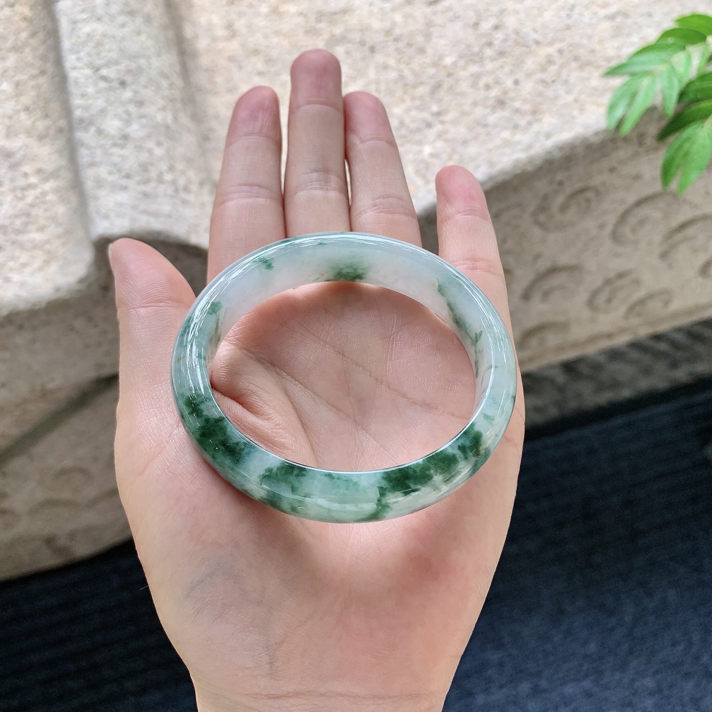 贵妃54 55 圈口55.2/49.8/12.8/7.4 编码WW062816 描述细糯飘花，水润，种老，细腻，无裂
