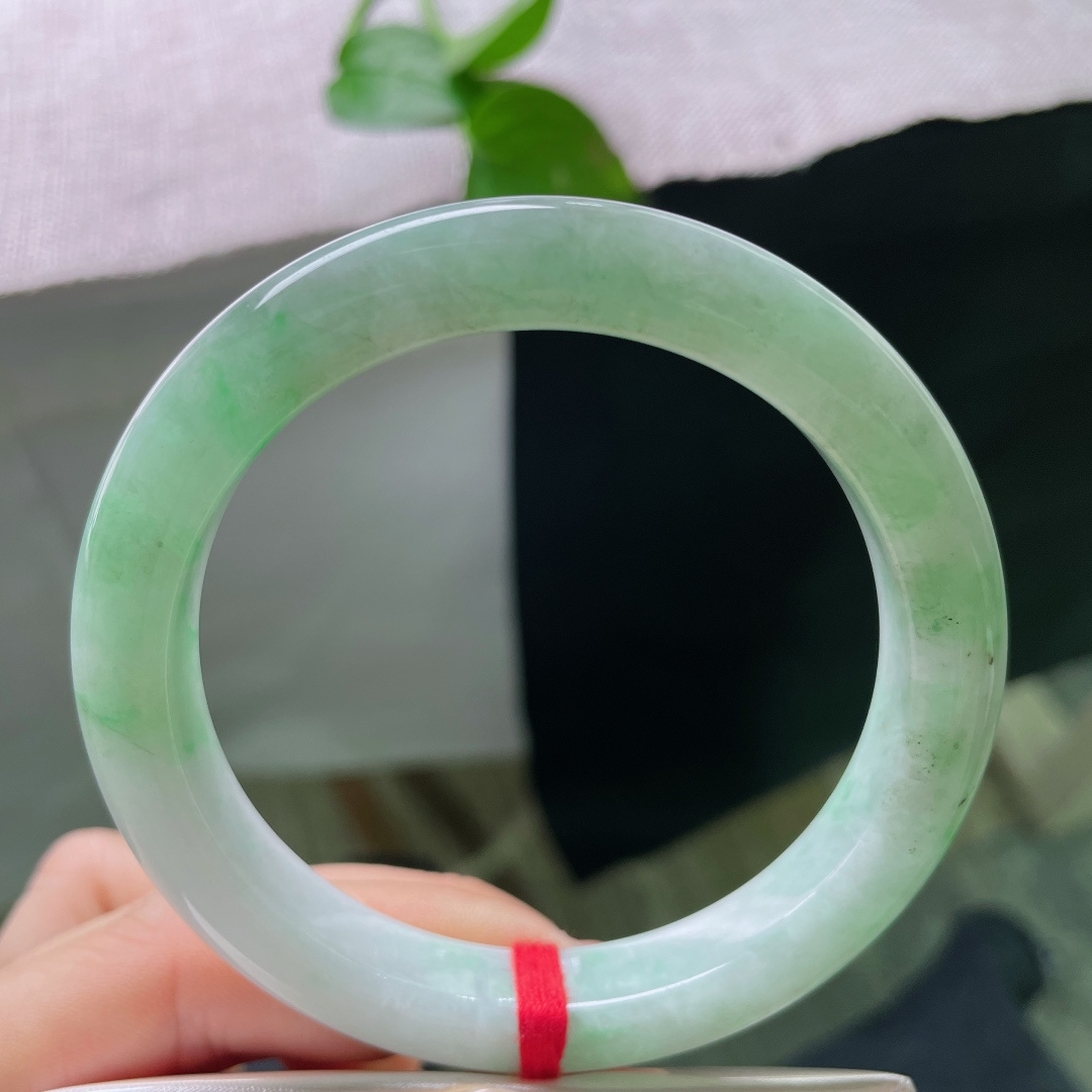 58.7/10.4/8.9，飘绿正圈，有纹，洒乌鸡，清新柳条绿飘花，玉质温润通透，绿意灵动雅致。ss55208a