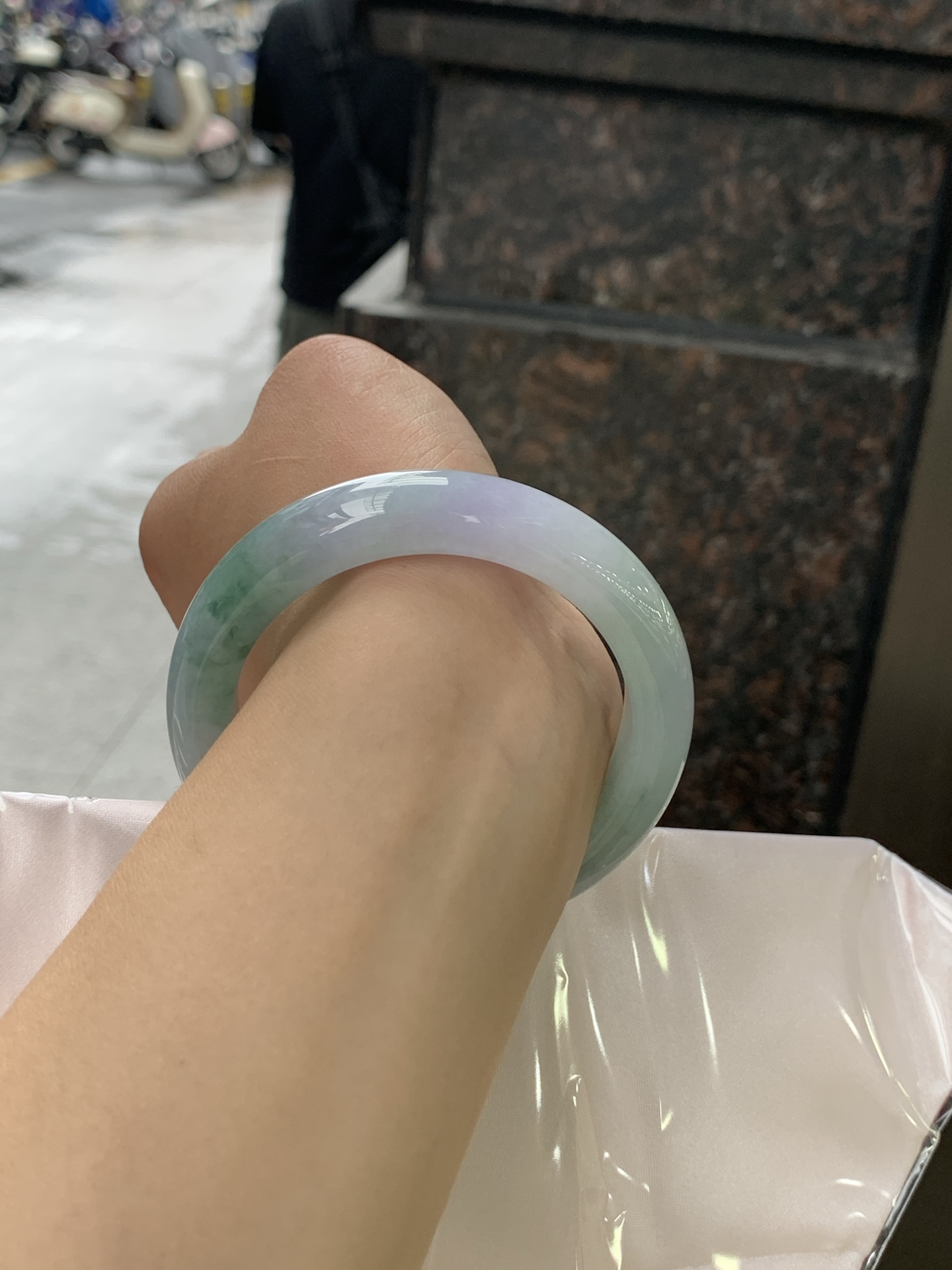 春彩正圈 56.4-12.2-9.7 0628-N930-14 淡紫底色交织果绿底色，底妆细腻温润，色泽自然柔和，一镯双色，韵味独特，日常佩戴超显气质。