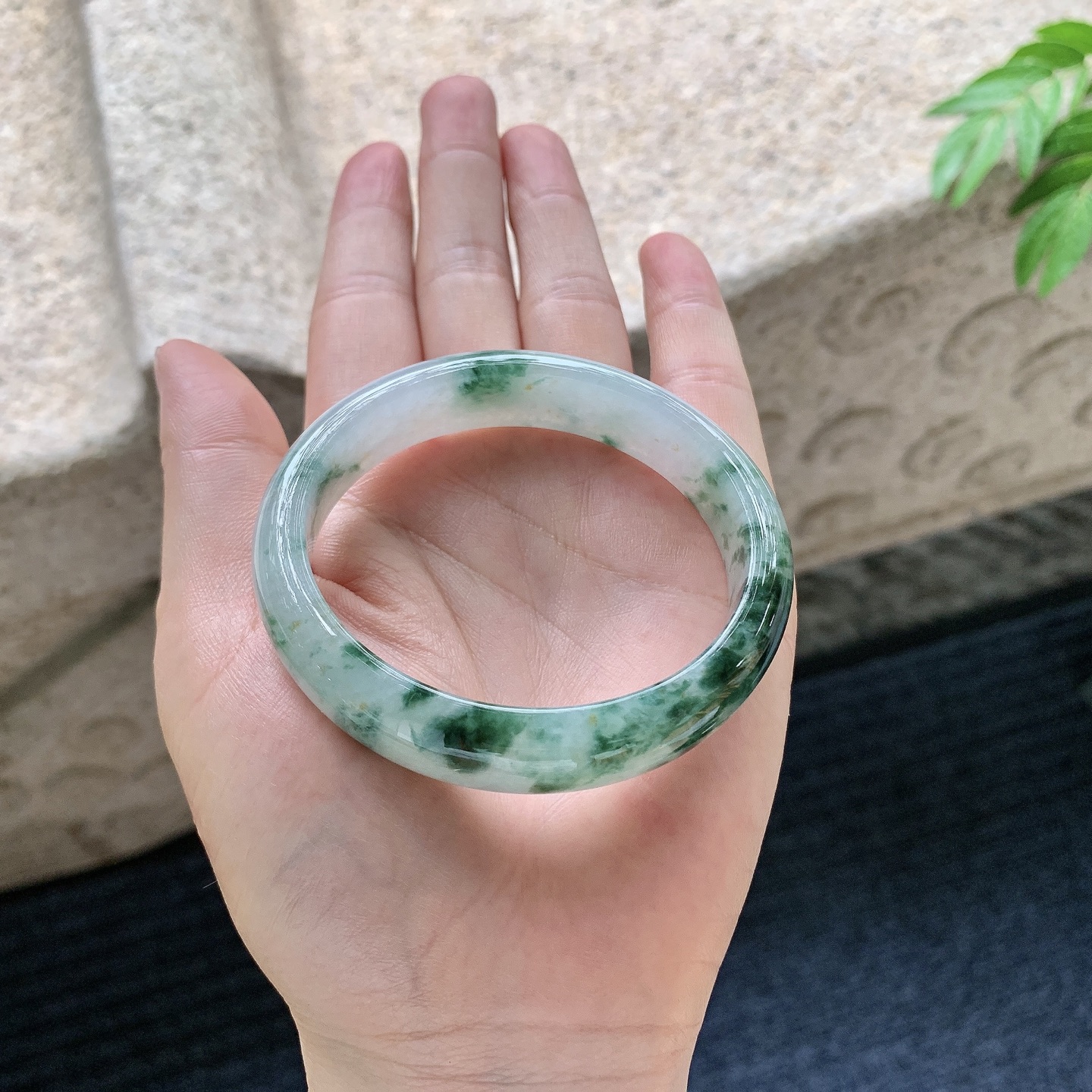 贵妃54 55 圈口55.2/49.8/12.8/7.4 编码WW062816 描述细糯飘花，水润，