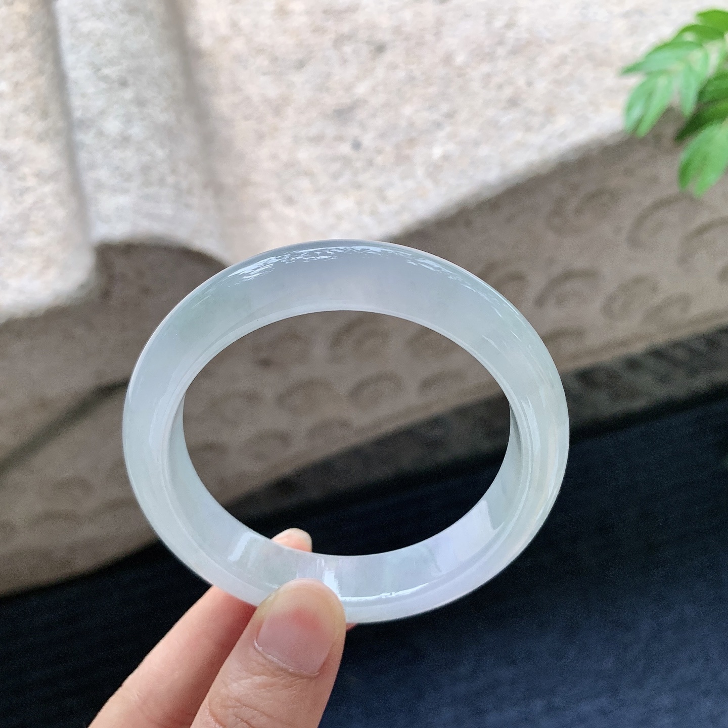 正圈55 56【圈口】55.9/12.8/8.4【编码】C5062826【描述】淡椿彩，水润，种老，细腻，有絮线