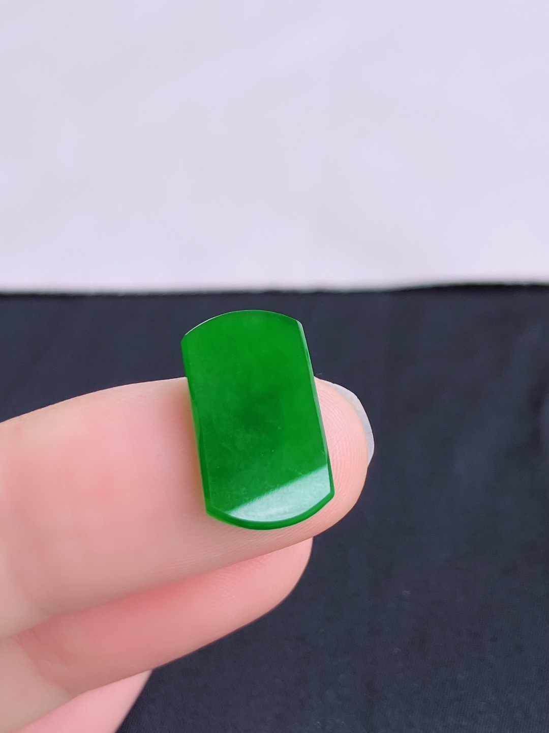 翠绿马鞍面，晶莹剔透，色美清爽，尺寸17.3/9.5/3/自然光实拍