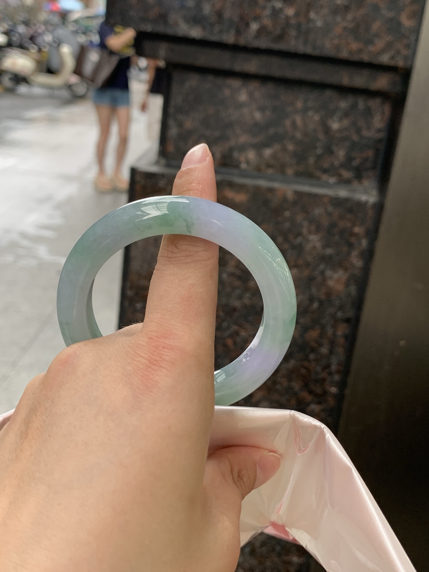 春彩正圈 0628-N930-12 淡紫底色交织果绿底色，底妆细腻温润，色泽自然柔和，一镯双色，韵味独特，日常佩戴超显气质。