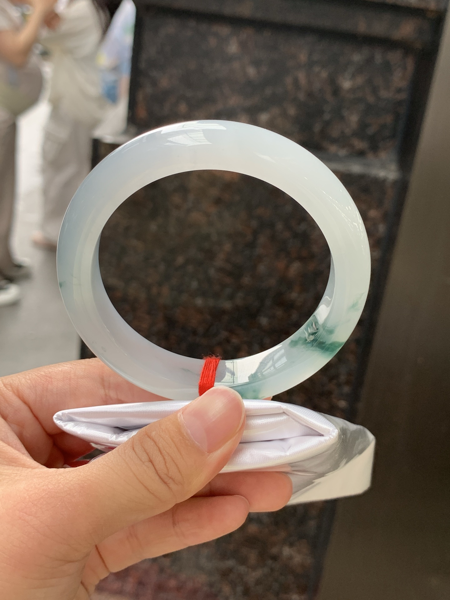 冰飘花正圈 58.2-12.6-9 0628-N1102-1 打灯纹裂，底妆胶润细腻，冰底中开出了朵朵兰花，飘花灵动飘逸，勾勒出一幅唯美诗意的山水意境画，古典优雅又秀气