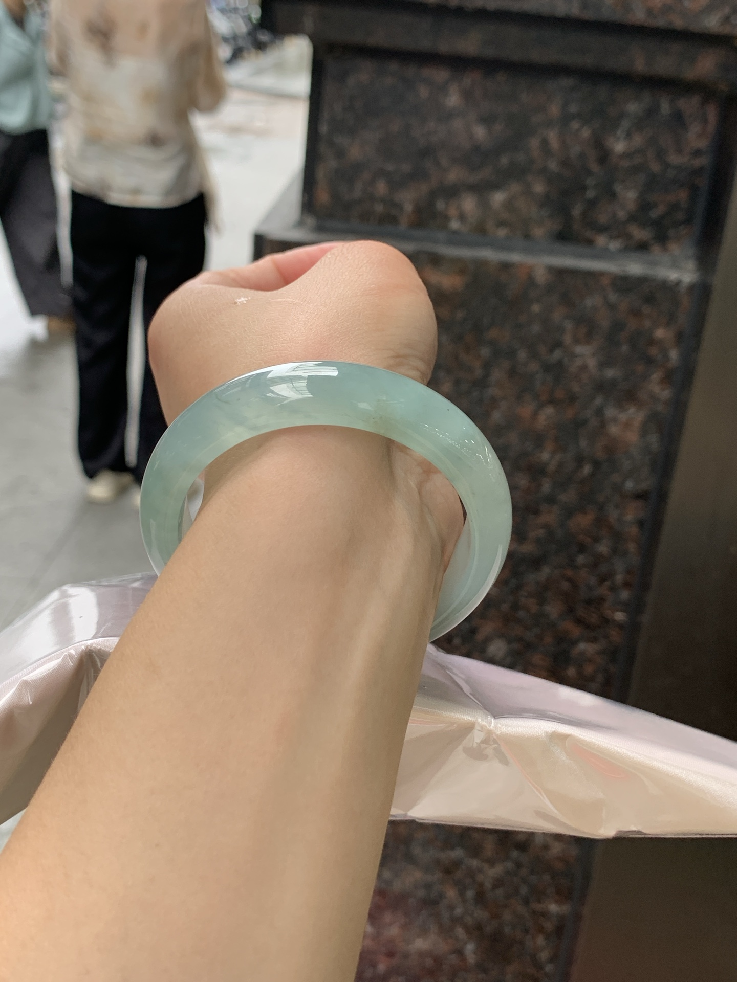 冰蓝正圈 53.9-13.8-7.6 0628-SJ-127 打灯纹裂，湖水蓝底色均匀分布，清爽耐看