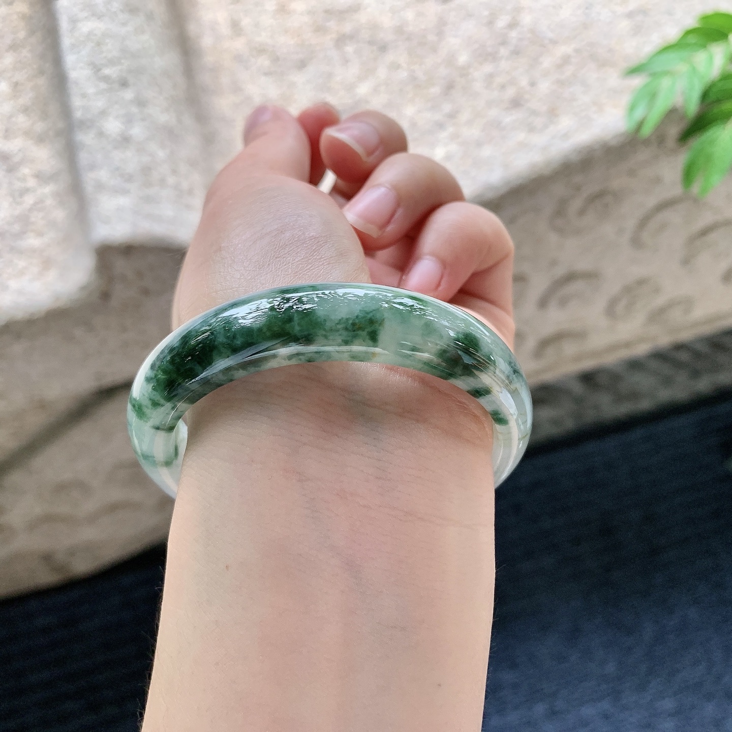 贵妃54 55 圈口55.2/49.8/12.8/7.4 编码WW062816 描述细糯飘花，水润，种老，细腻，无裂