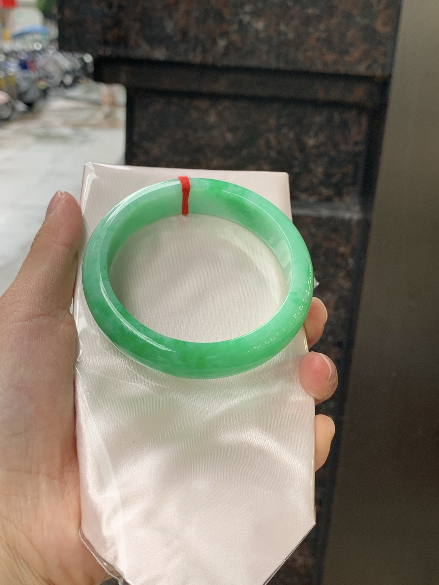 满绿正圈 58.6-14.1-7.9 0628-4X142-1 打灯细纹，底妆水润，满圈阳绿鲜艳青翠，色泽均匀分布，举手投足之间散发出来的贵气感