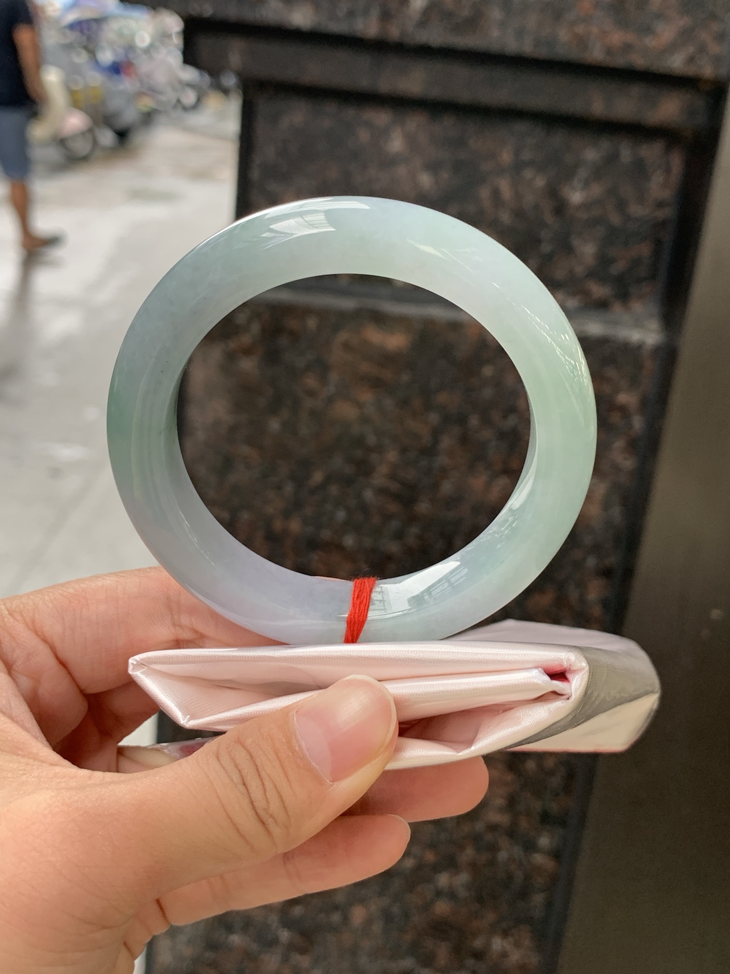 春彩正圈 56.4-12.2-9.7 0628-N930-14 淡紫底色交织果绿底色，底妆细腻温润，色泽自然柔和，一镯双色，韵味独特，日常佩戴超显气质。