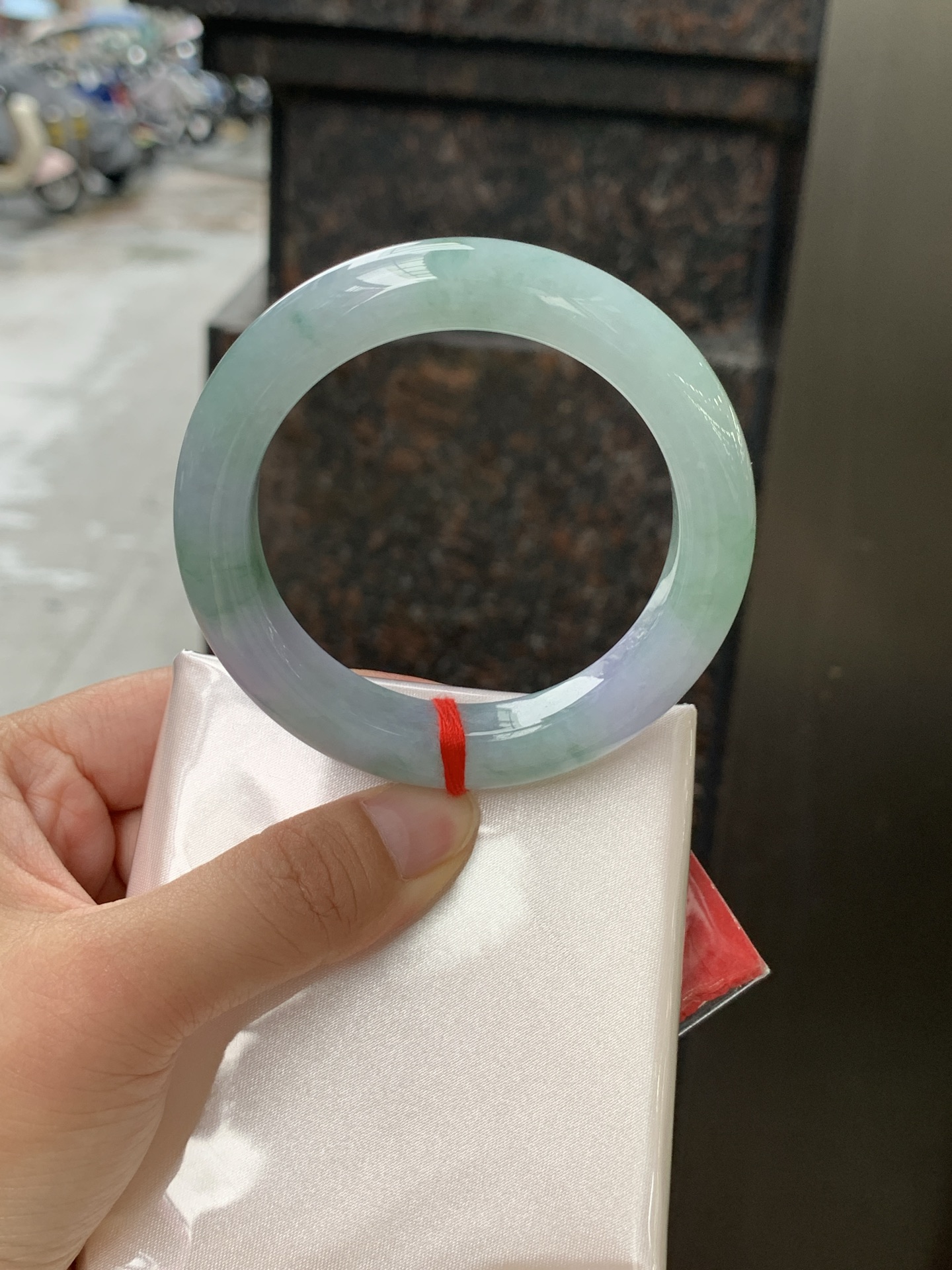春彩正圈 0628-N930-12 淡紫底色交织果绿底色，底妆细腻温润，色泽自然柔和，一镯双色，韵味独特，日常佩戴超显气质。