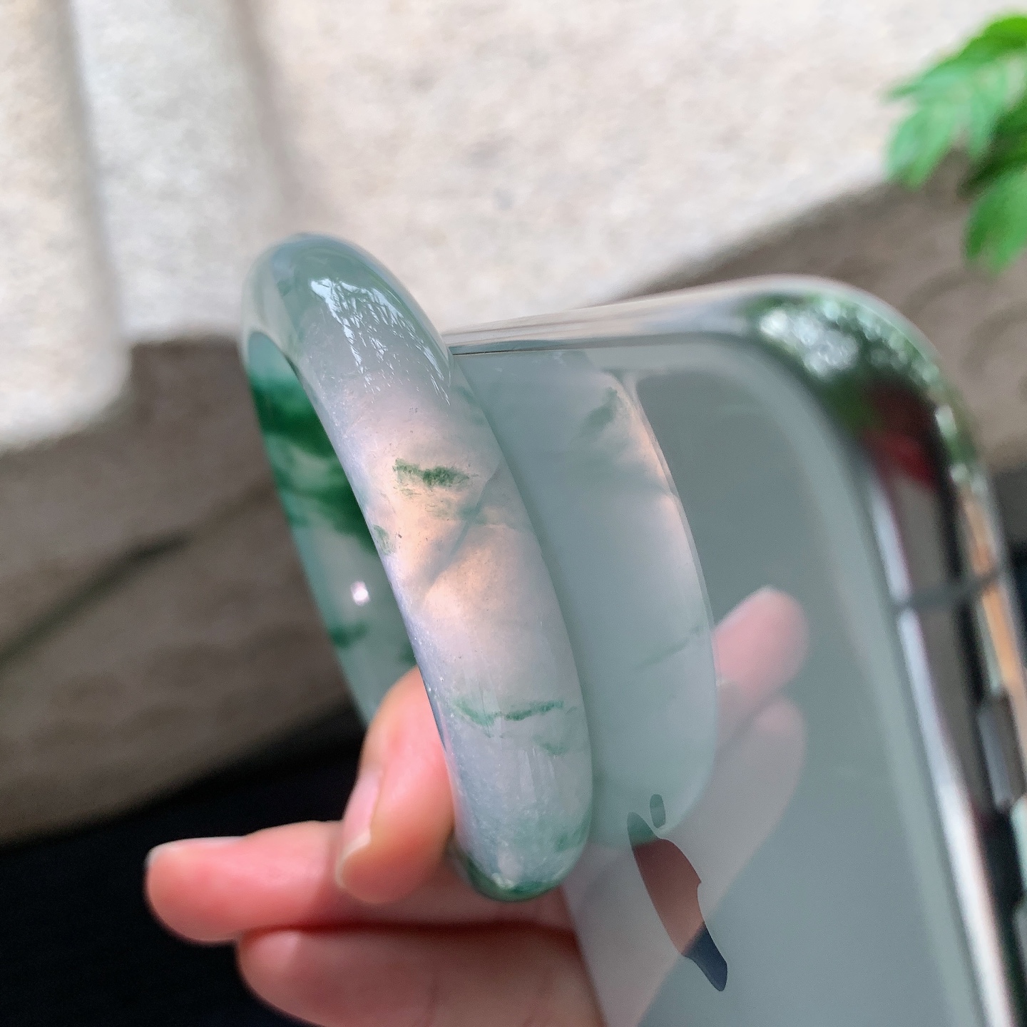 正圈52 53【圈口】53.3/12/8.9【编码】W062802【描述】冰飘绿，清透，水润，种老，细腻，打灯有棉线