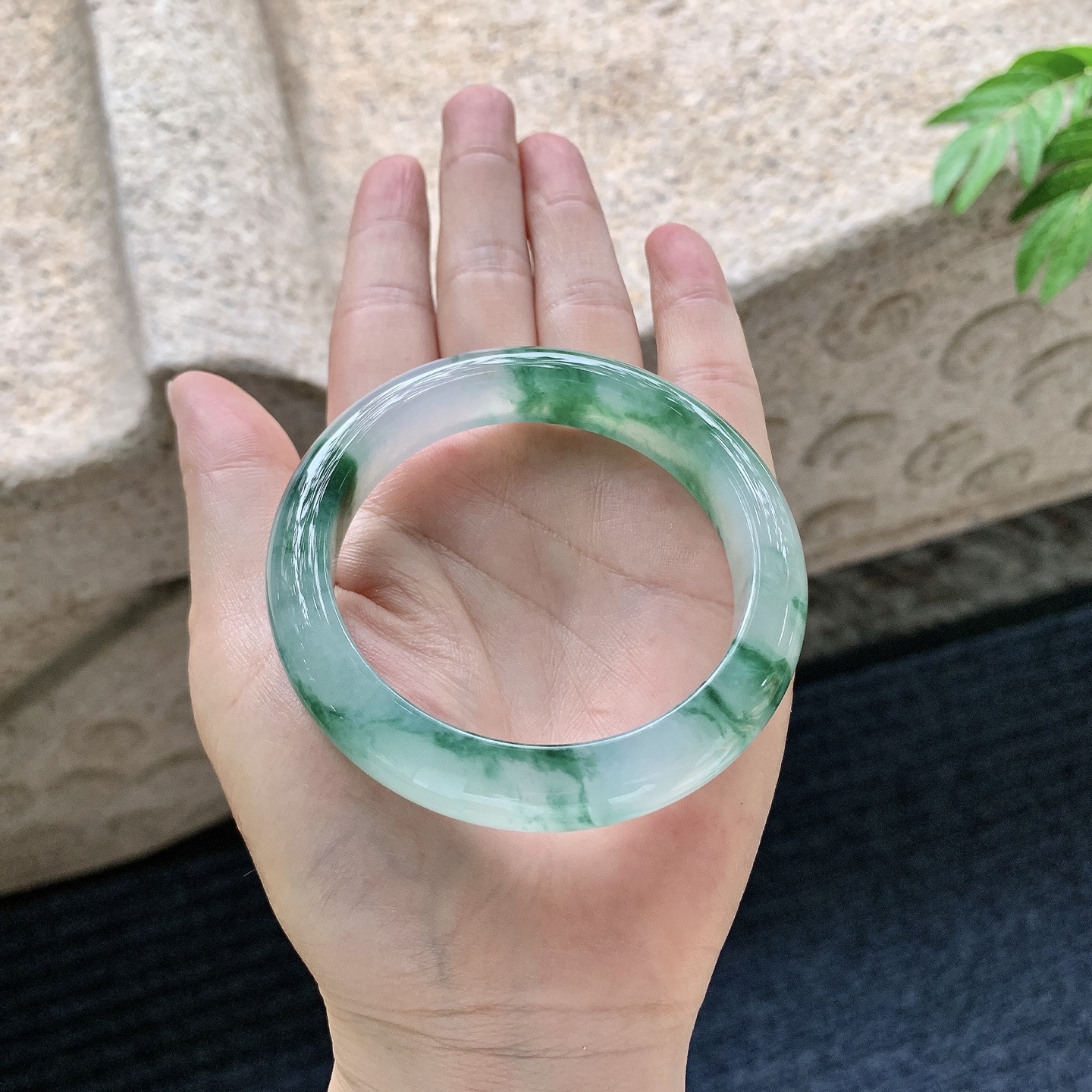 正圈 55 55【圈口】55.4/11.8/8.8【编码】WW062805【描述】冰糯飘绿花，清透，水润，种老，细腻，打灯有棉线