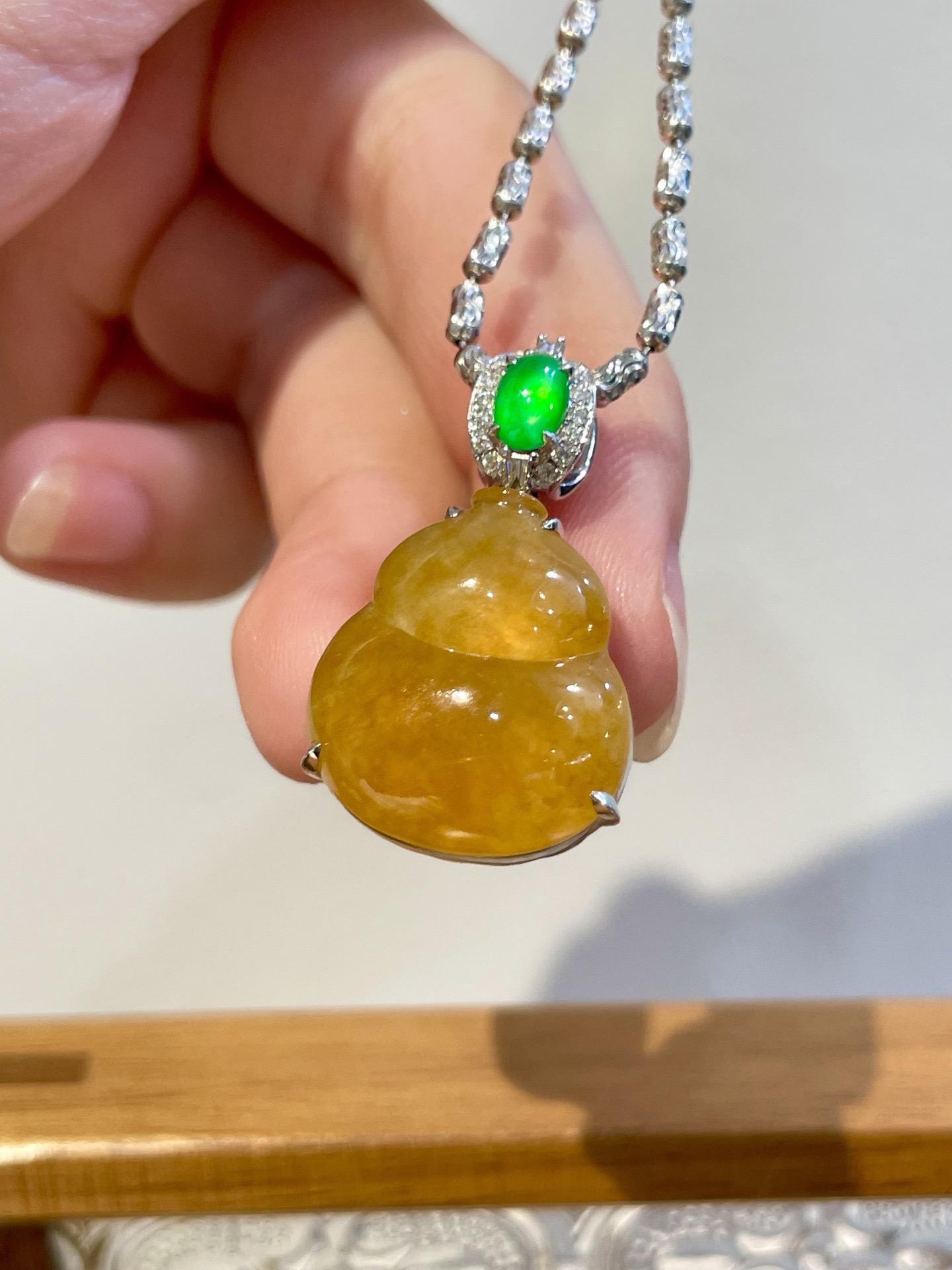 18k黄翡葫芦吊坠 招财黄翡葫芦太香啦，寓意着吉祥和福气，暖调黄翡更衬亚洲肤色，搭配服饰特别好看～ 尺寸：整体24.9*16.7*7.7裸石18.4*16.4*3.9