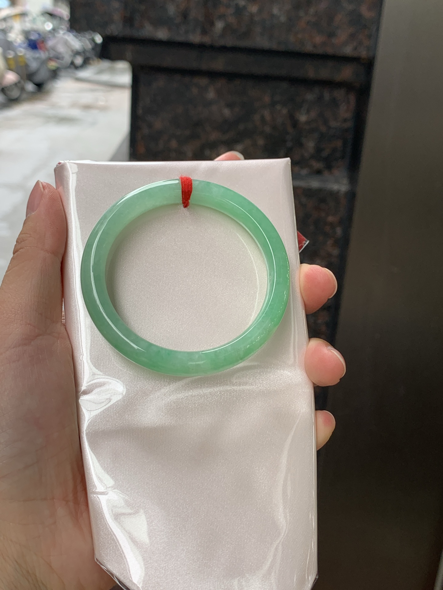 满绿正圈 50.4-9-7.2 0628-N1104 打灯冰晶，底妆细腻，满绿均匀果阳绿铺满，色泽均匀分布，举手投足之间散发出来的贵气感