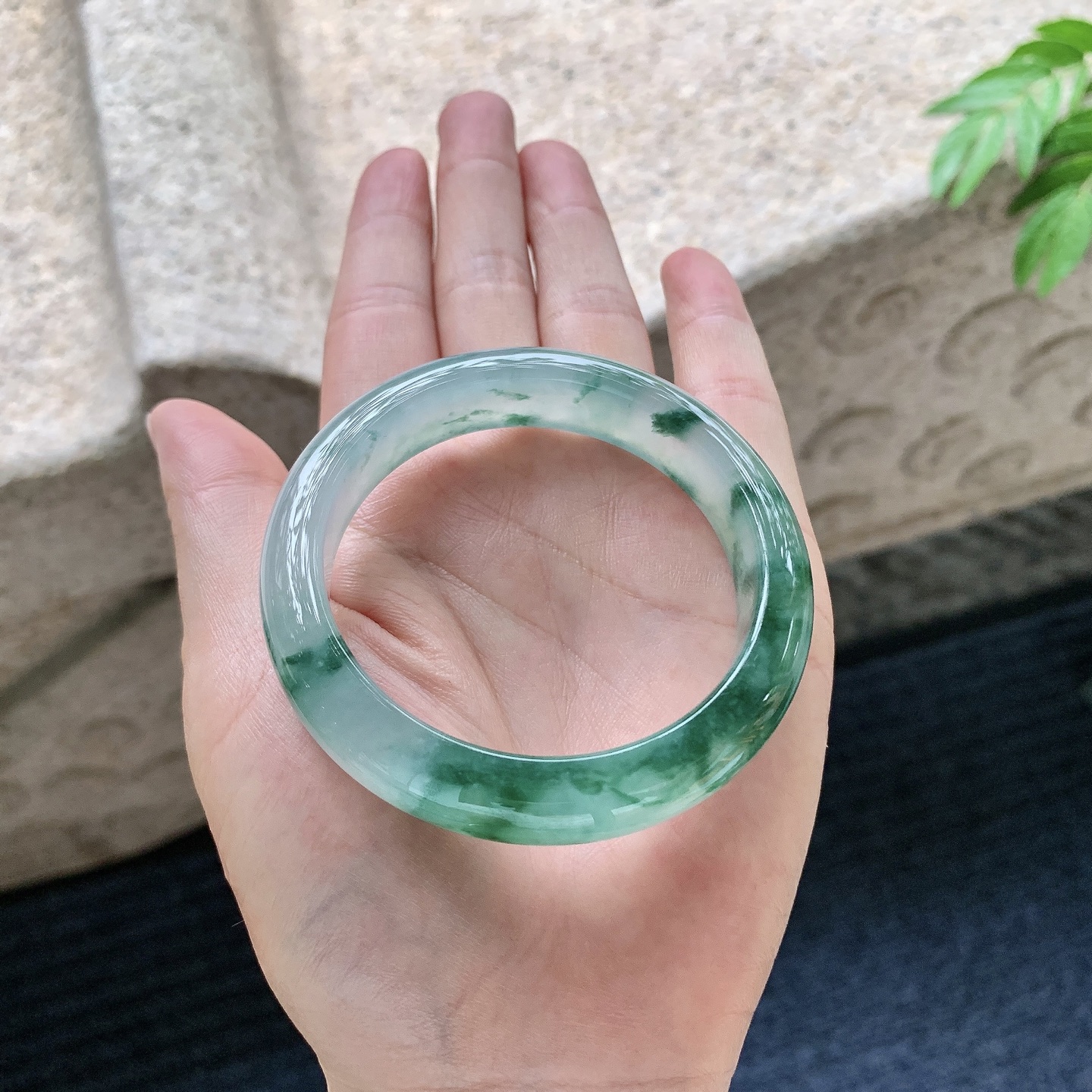 正圈50 51【圈口】51.9/12.4/8.1【编码】W6062803【描述】冰糯飘花，水润，种老，细腻，无裂