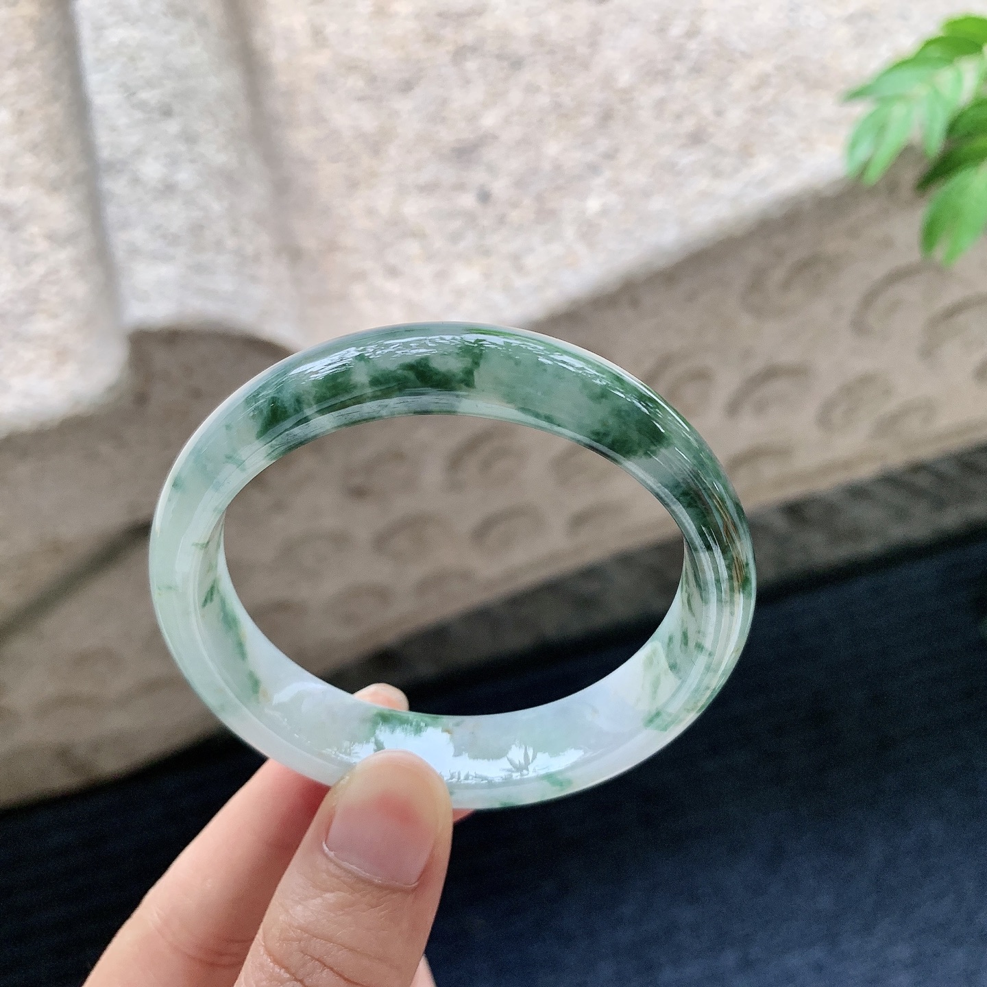 贵妃54 55 圈口55.2/49.8/12.8/7.4 编码WW062816 描述细糯飘花，水润，种老，细腻，无裂