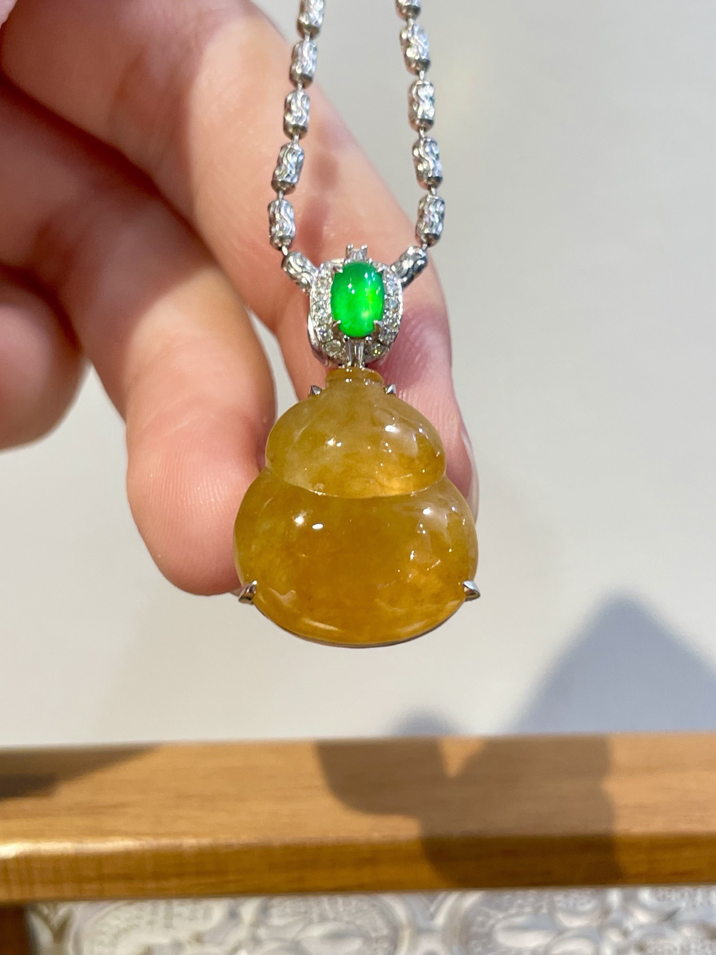 18k黄翡葫芦吊坠 招财黄翡葫芦太香啦，寓意着吉祥和福气，暖调黄翡更衬亚洲肤色，搭配服饰特别好看～ 尺寸：整体24.9*16.7*7.7裸石18.4*16.4*3.9