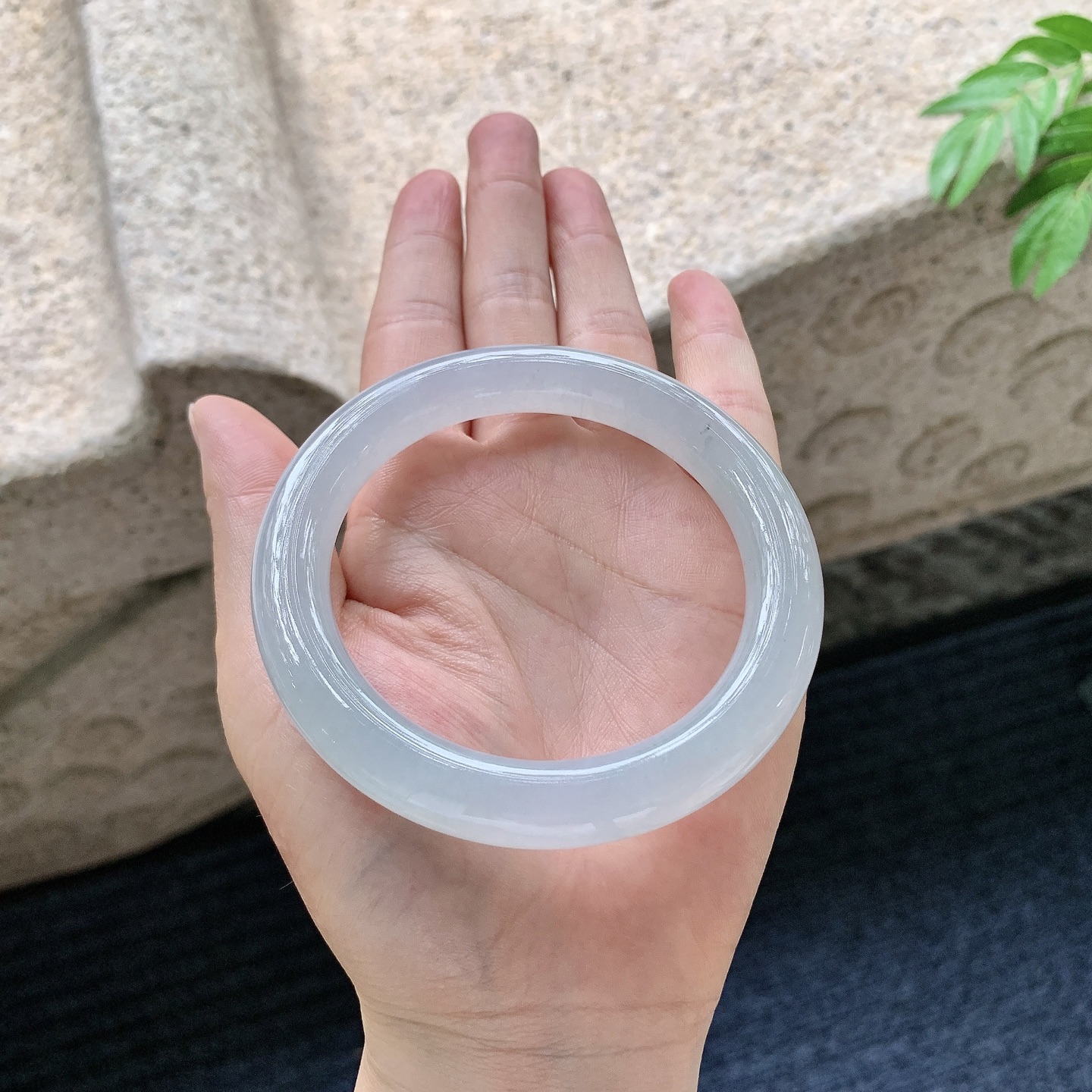 圆条58 59【圈口】59.3/10.4/10.5【编码】C5062820【描述】糯冰底色，水润，种老，细腻，打灯有棉线