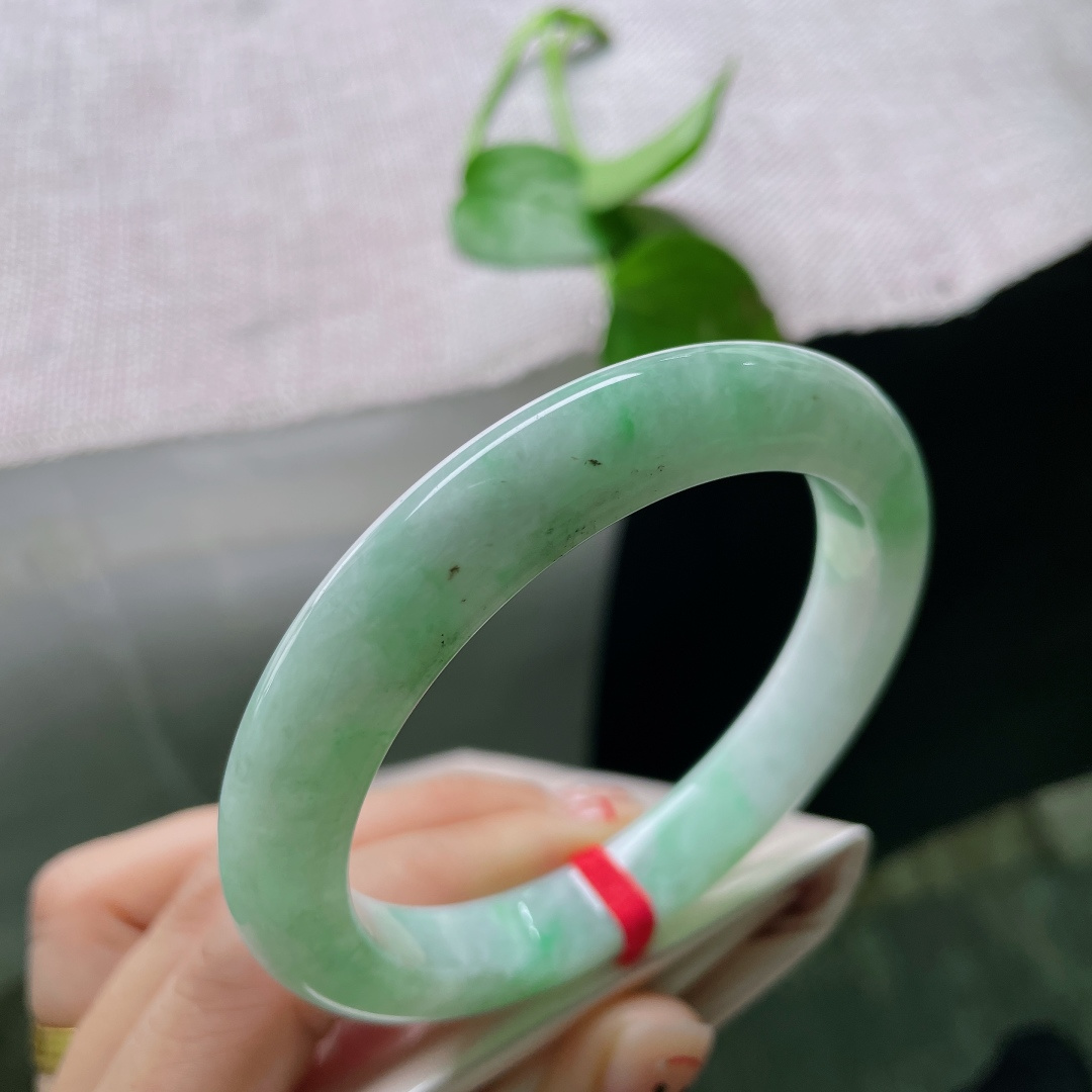 58.7/10.4/8.9，飘绿正圈，有纹，洒乌鸡，清新柳条绿飘花，玉质温润通透，绿意灵动雅致。ss55208a