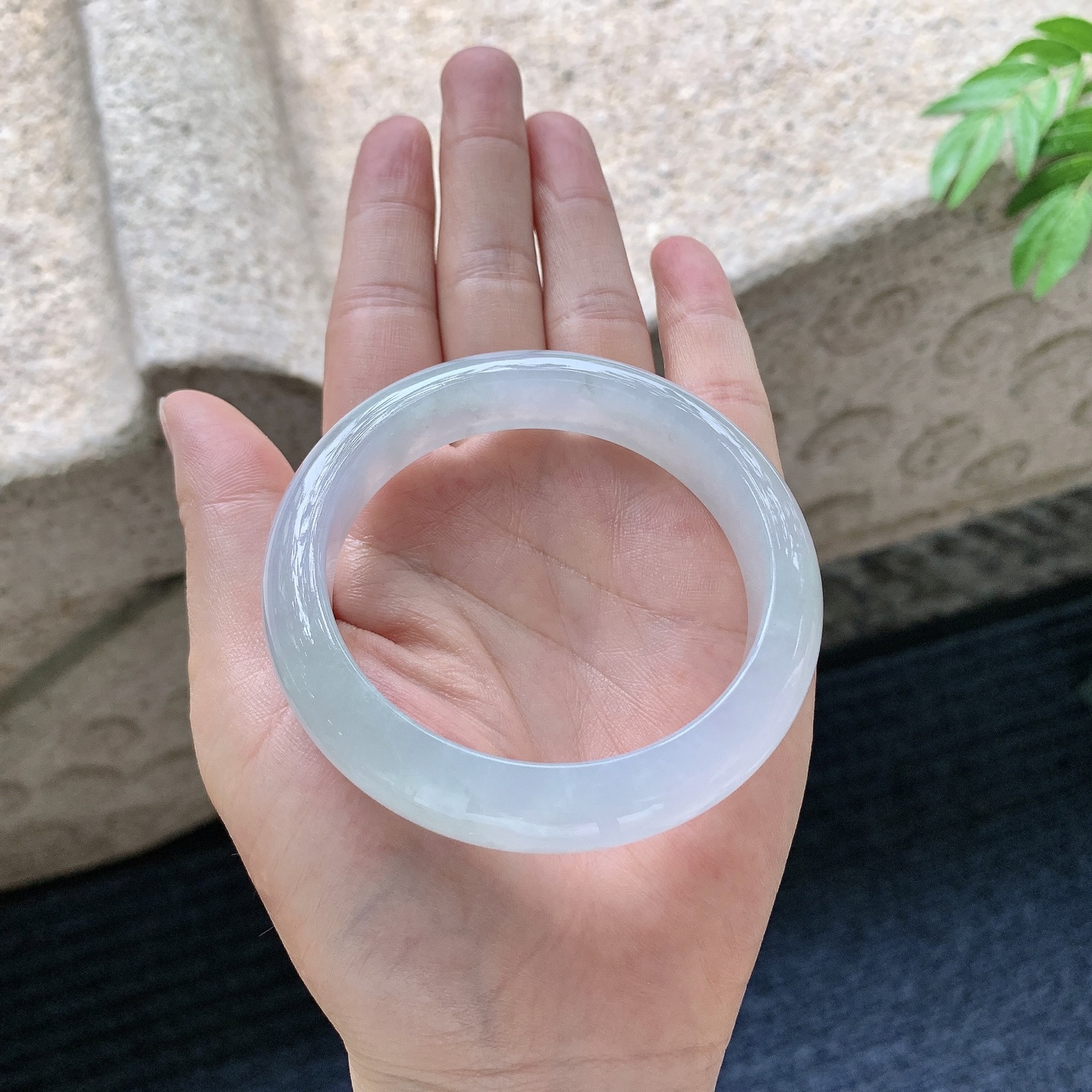 正圈55 56【圈口】55.9/12.8/8.4【编码】C5062826【描述】淡椿彩，水润，种老，细腻，有絮线