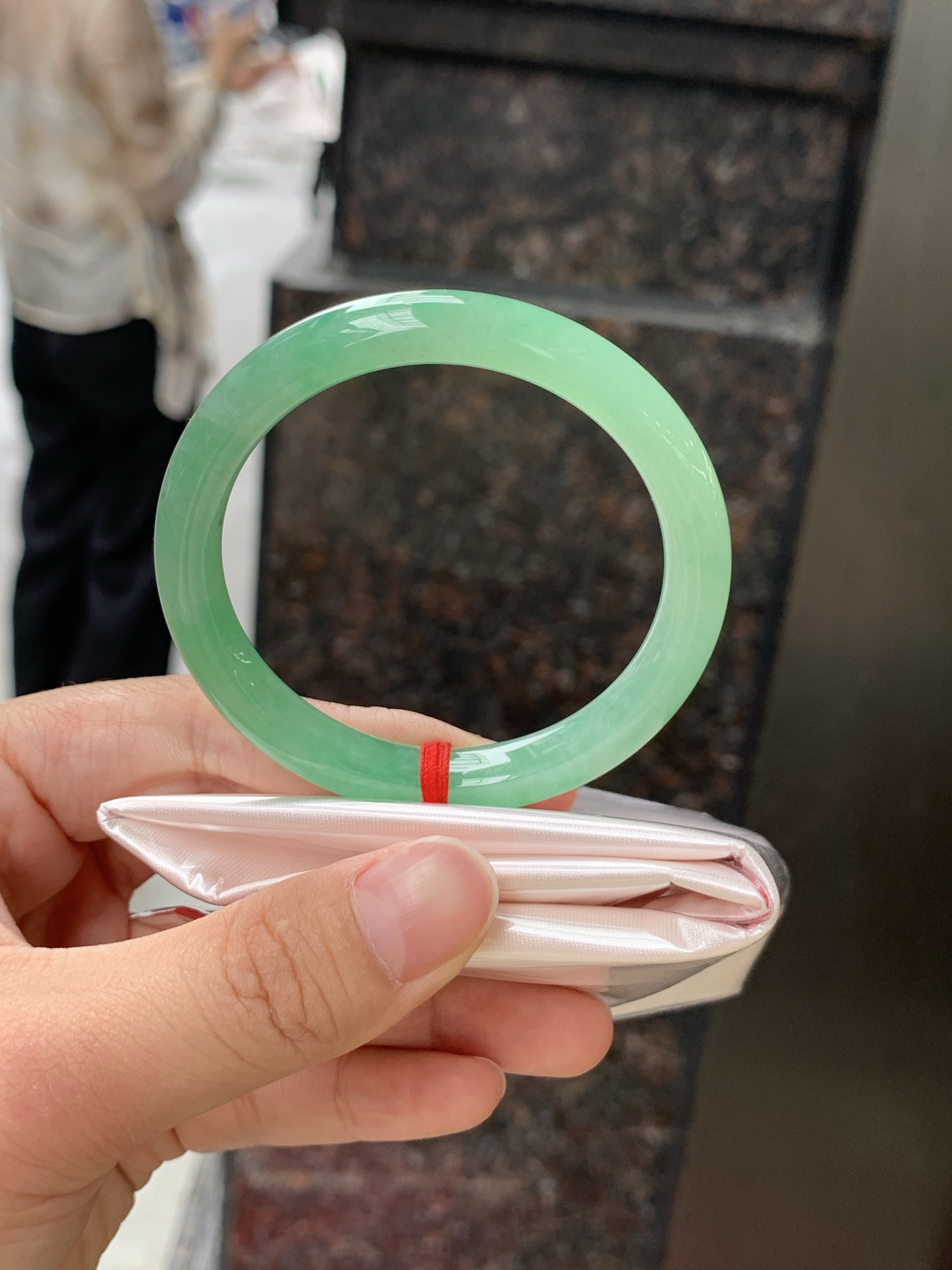满绿正圈 50.4-9-7.2 0628-N1104 打灯冰晶，底妆细腻，满绿均匀果阳绿铺满，色泽均匀分布，举手投足之间散发出来的贵气感