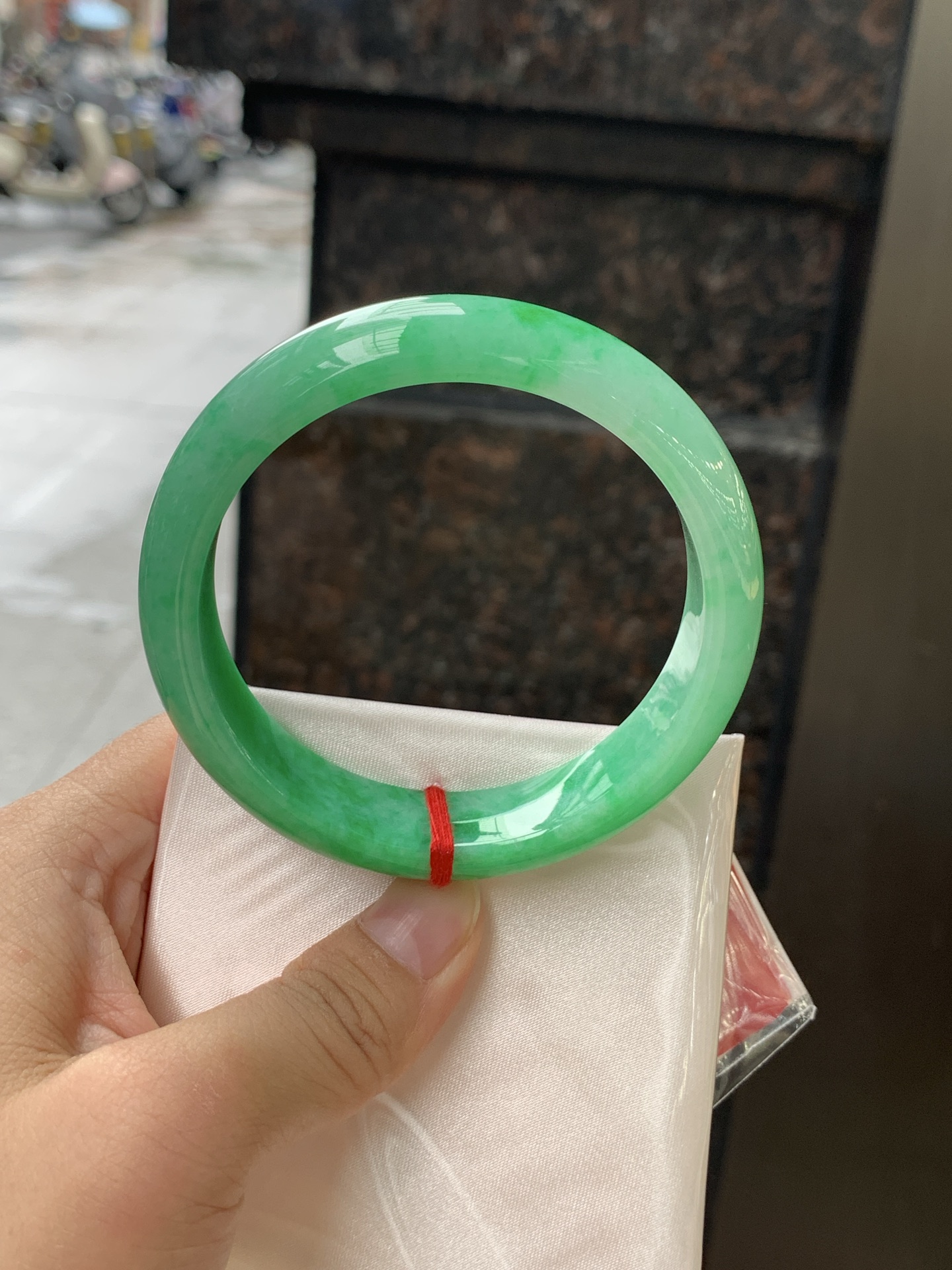 满绿正圈 58.6-14.1-7.9 0628-4X142-1 打灯细纹，底妆水润，满圈阳绿鲜艳青翠，色泽均匀分布，举手投足之间散发出来的贵气感