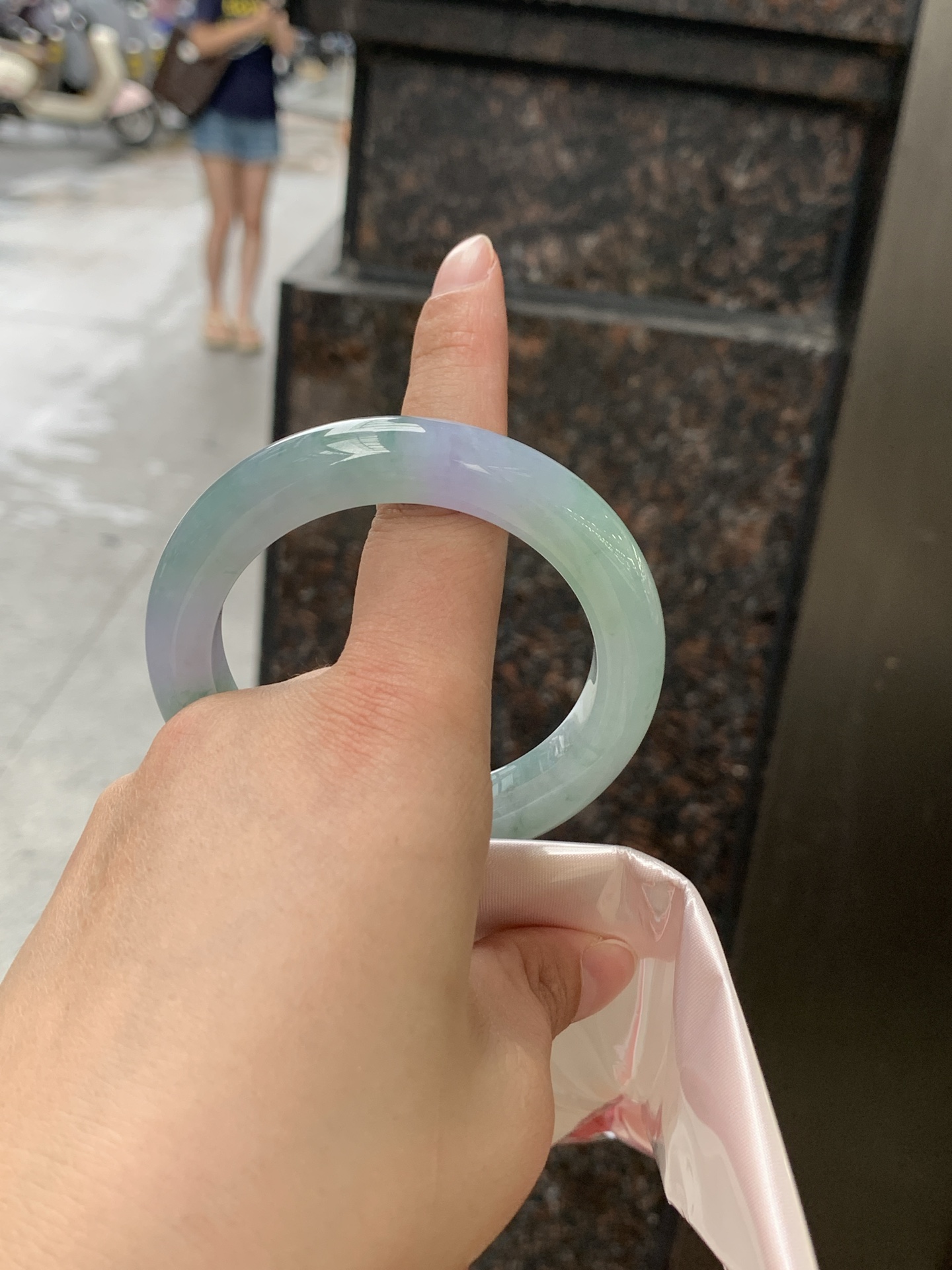 春彩正圈 0628-N930-12 淡紫底色交织果绿底色，底妆细腻温润，色泽自然柔和，一镯双色，韵味独特，日常佩戴超显气质。