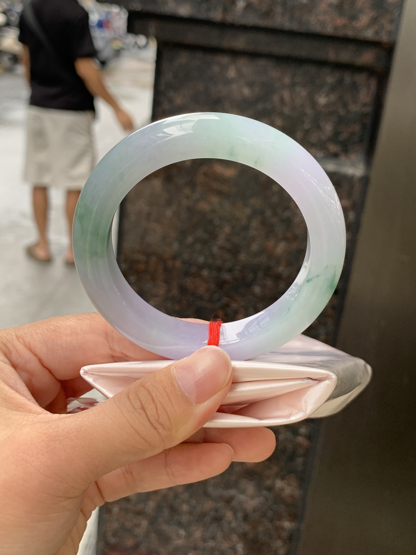 春彩正圈 0628-N930-13 淡紫底色交织果绿底色，底妆细腻温润，色泽自然柔和，一镯双色，韵味独特，日常佩戴超显气质。