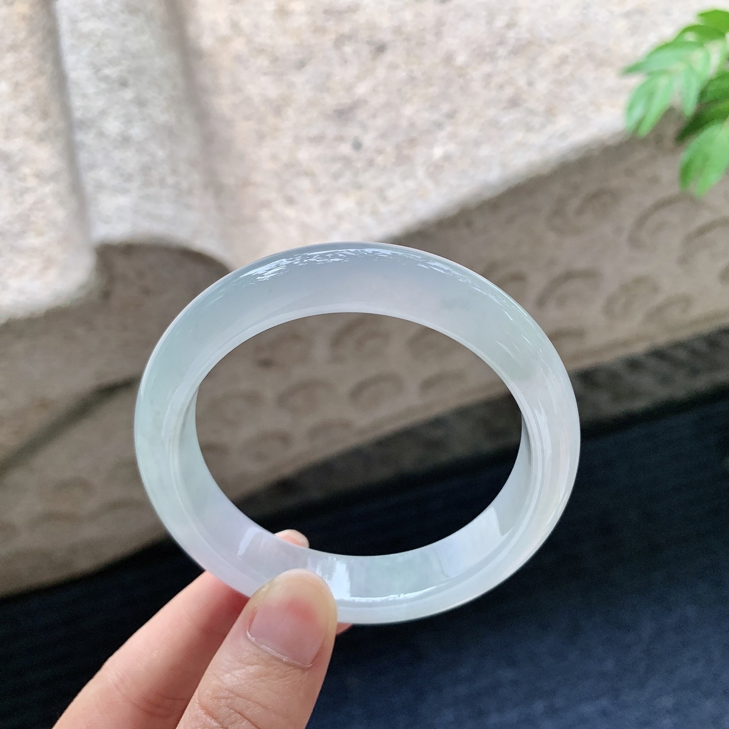 正圈55 56【圈口】55.9/12.8/8.4【编码】C5062826【描述】淡椿彩，水润，种老，细腻，有絮线