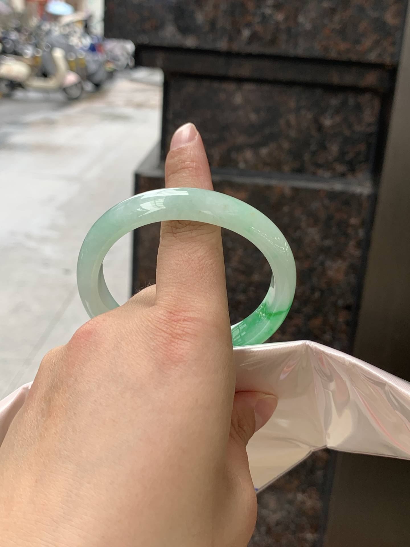 阳绿贵妃 HN1105 阳绿花色青翠欲滴，妥妥的仙女镯