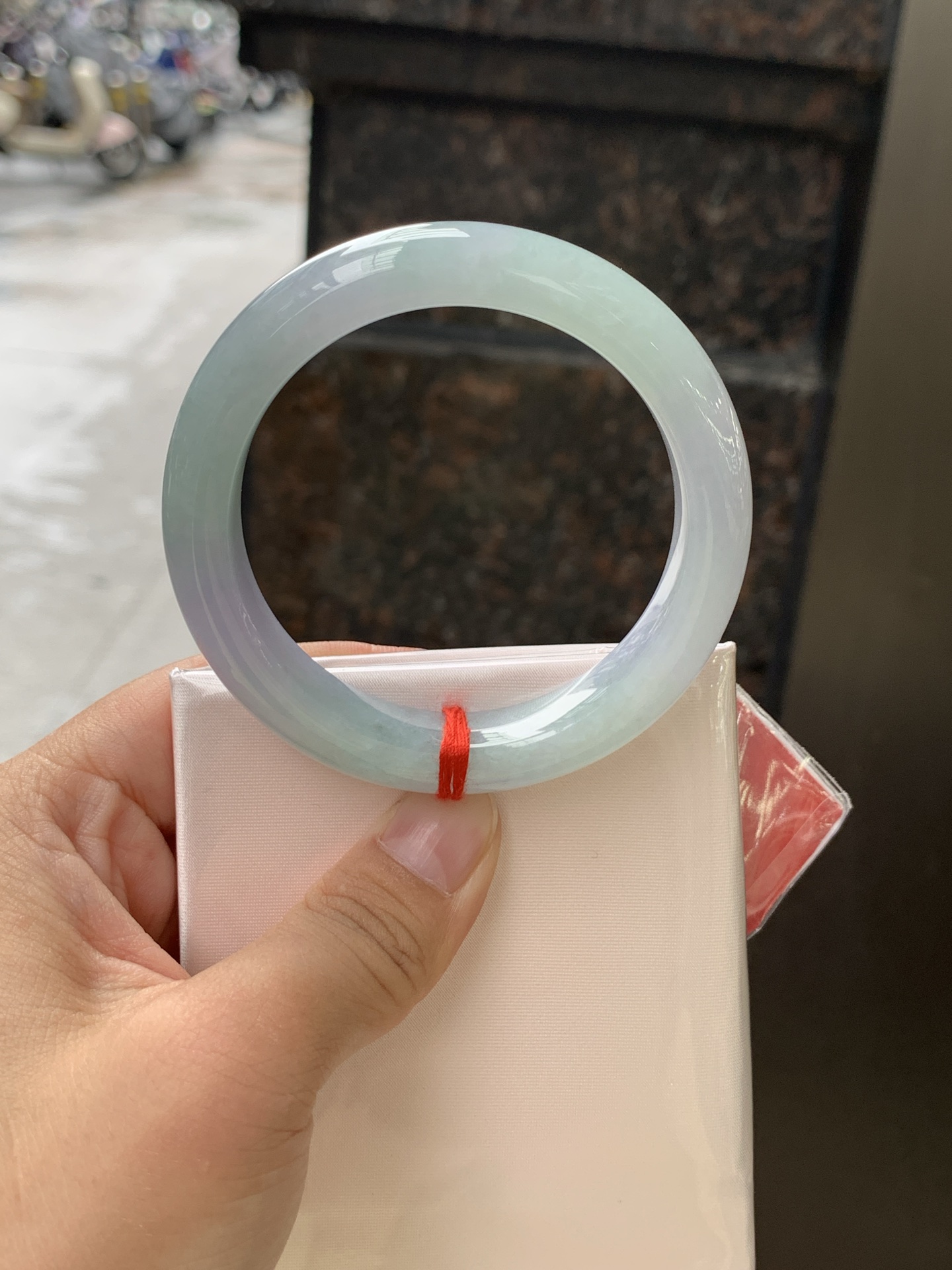 春彩正圈 0628-N930-11 无裂，淡紫底色交织果绿底色，底妆细腻温润，色泽自然柔和，一镯双色，韵味独特，日常佩戴超显气质。