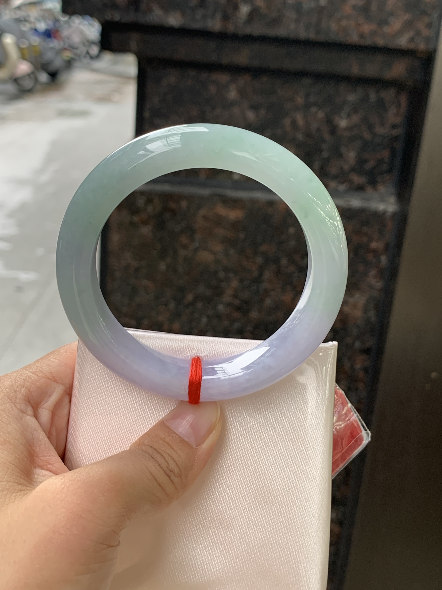 春彩正圈 0628-N930-10 无裂，淡紫底色交织果绿底色，底妆细腻温润，色泽自然柔和，一镯双色，韵味独特，日常佩戴超显气质。