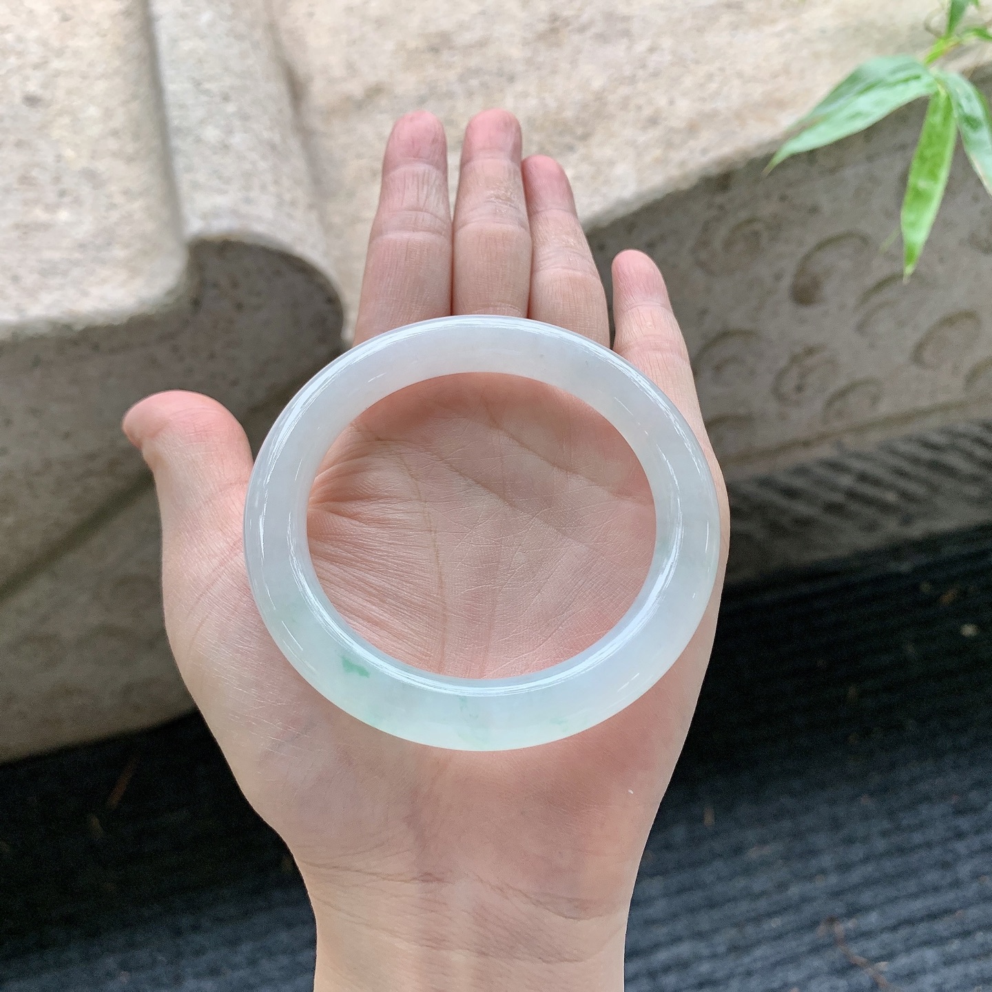 圆条54 55【圈口】54.8/10.2/9.7【编码】C5062825【描述】糯冰飘花，水润，种老