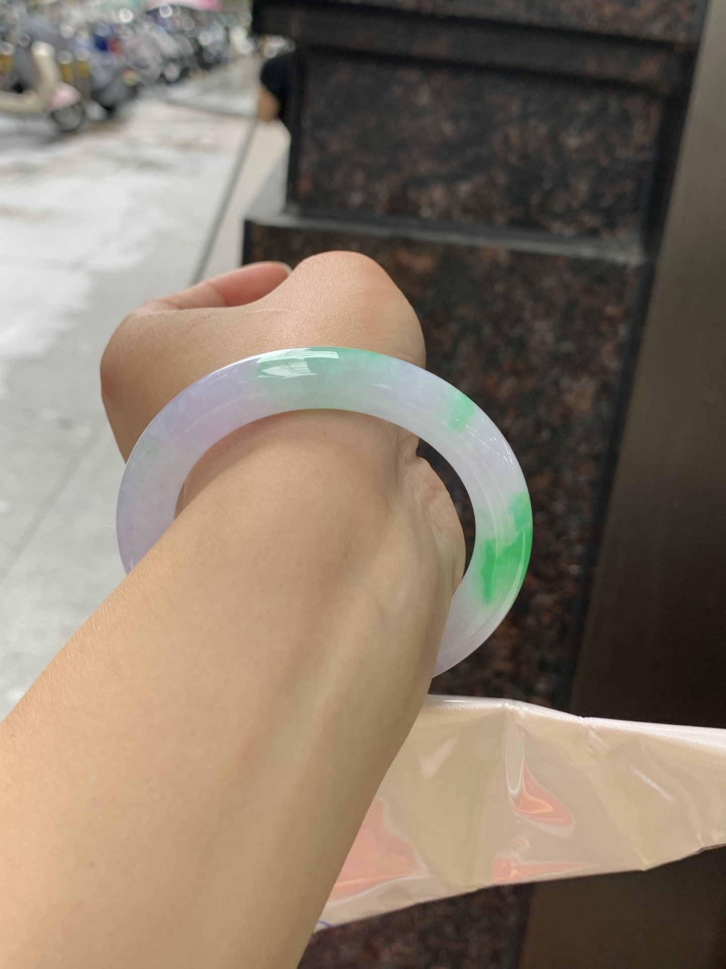 春彩圆条 53.5-10.1-9.8 0628-N1100 打灯纹裂，阳绿花碰上梦幻般的春，像是融化了的春天，所有的美好交织在一起，让人心生宁静而淡淡的欢喜