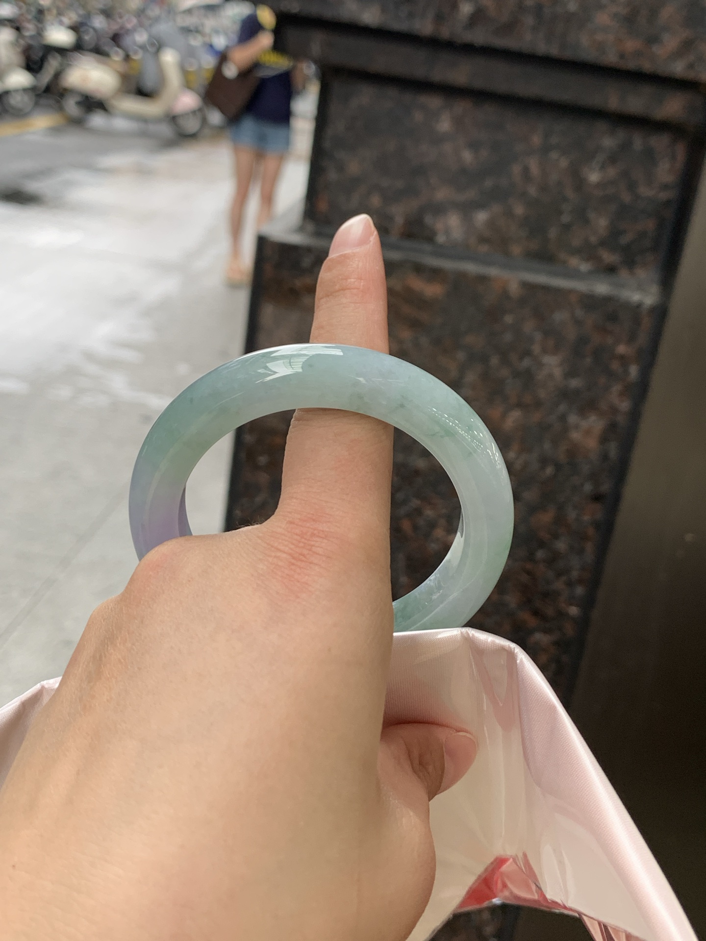 春彩正圈 0628-N930-12 淡紫底色交织果绿底色，底妆细腻温润，色泽自然柔和，一镯双色，韵味独特，日常佩戴超显气质。