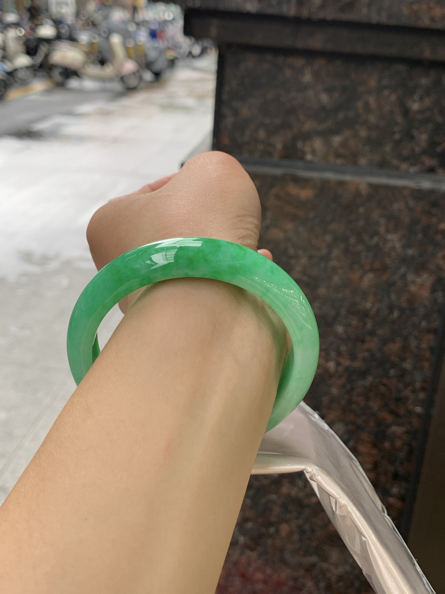 满绿正圈 58.6-14.1-7.9 0628-4X142-1 打灯细纹，底妆水润，满圈阳绿鲜艳青翠，色泽均匀分布，举手投足之间散发出来的贵气感