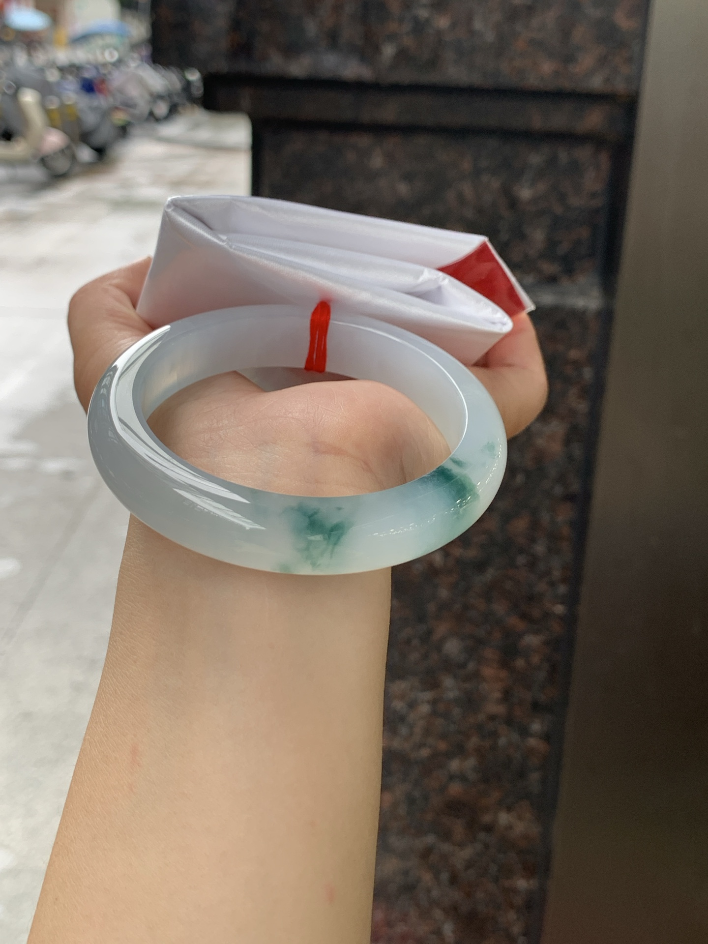 冰飘花正圈 58.2-12.6-9 0628-N1102-1 打灯纹裂，底妆胶润细腻，冰底中开出了朵朵兰花，飘花灵动飘逸，勾勒出一幅唯美诗意的山水意境画，古典优雅又秀气