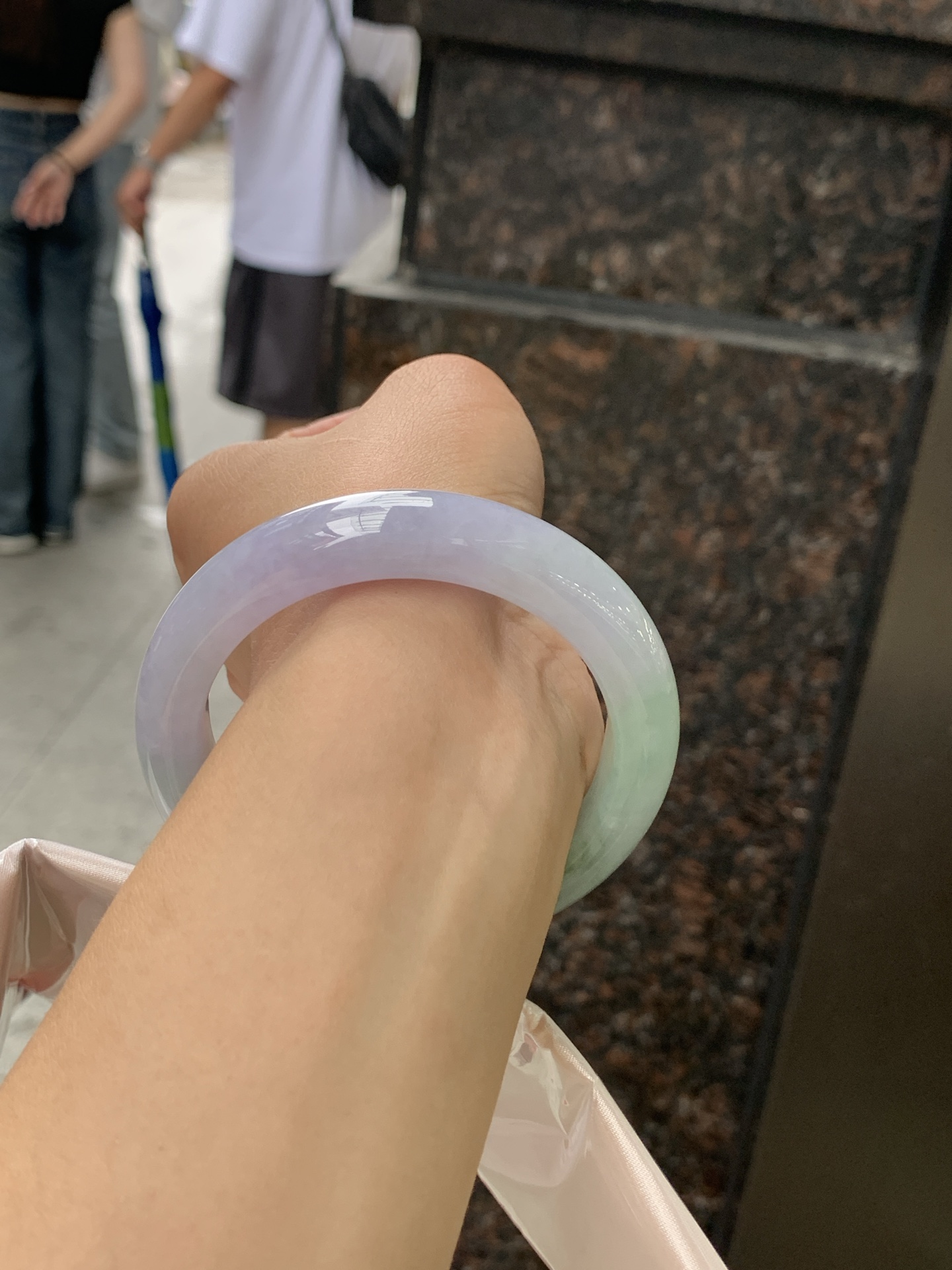 春彩正圈 0628-N930-10 无裂，淡紫底色交织果绿底色，底妆细腻温润，色泽自然柔和，一镯双色，韵味独特，日常佩戴超显气质。