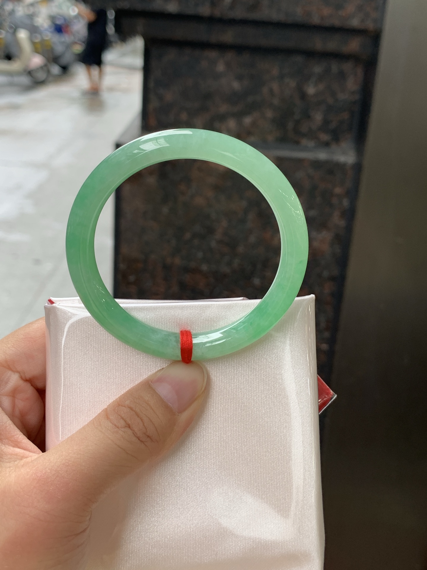 满绿正圈 50.4-9-7.2 0628-N1104 打灯冰晶，底妆细腻，满绿均匀果阳绿铺满，色泽均匀分布，举手投足之间散发出来的贵气感