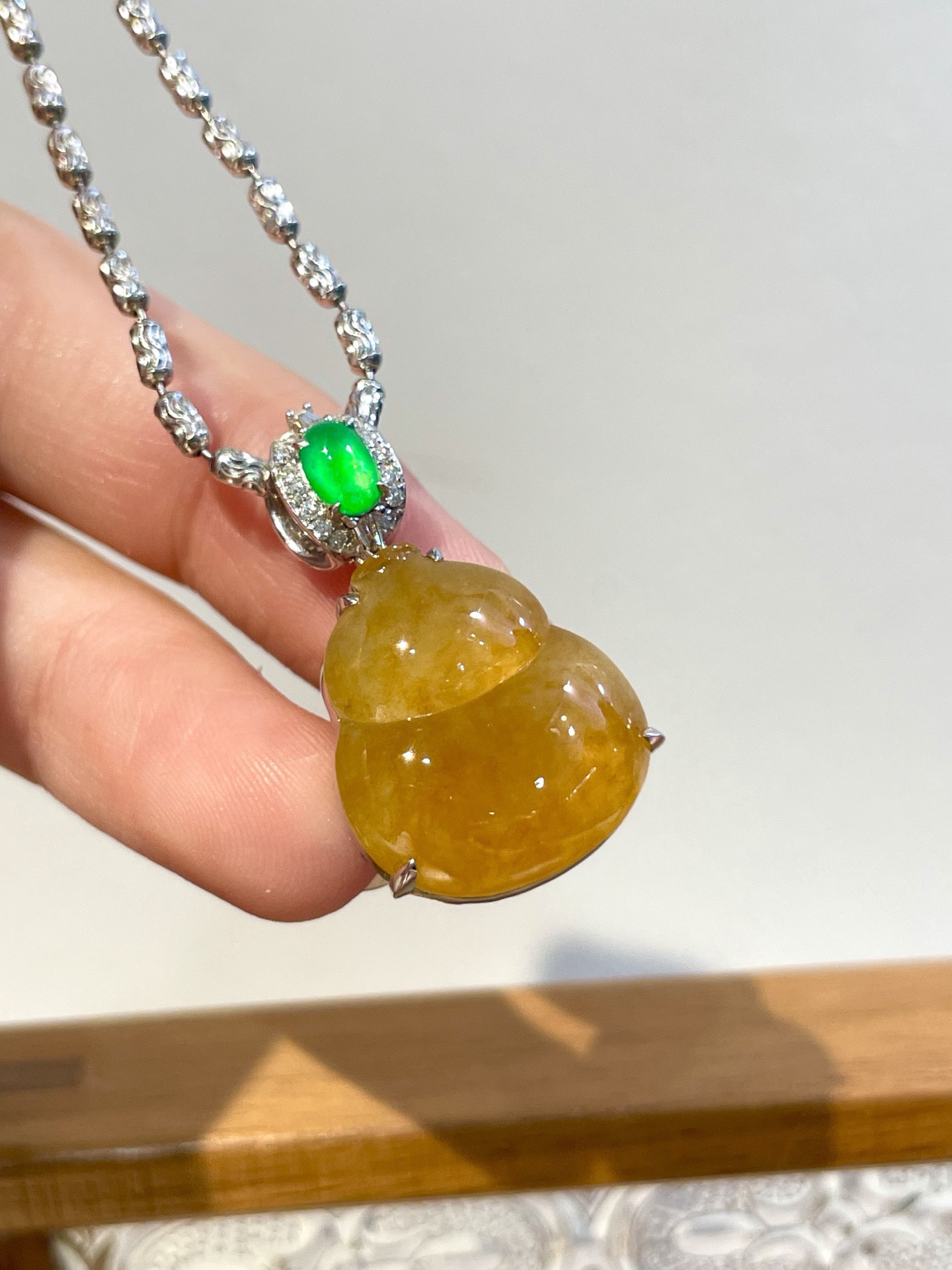 18k黄翡葫芦吊坠 招财黄翡葫芦太香啦，寓意着吉祥和福气，暖调黄翡更衬亚洲肤色，搭配服饰特别好看～ 尺寸：整体24.9*16.7*7.7裸石18.4*16.4*3.9