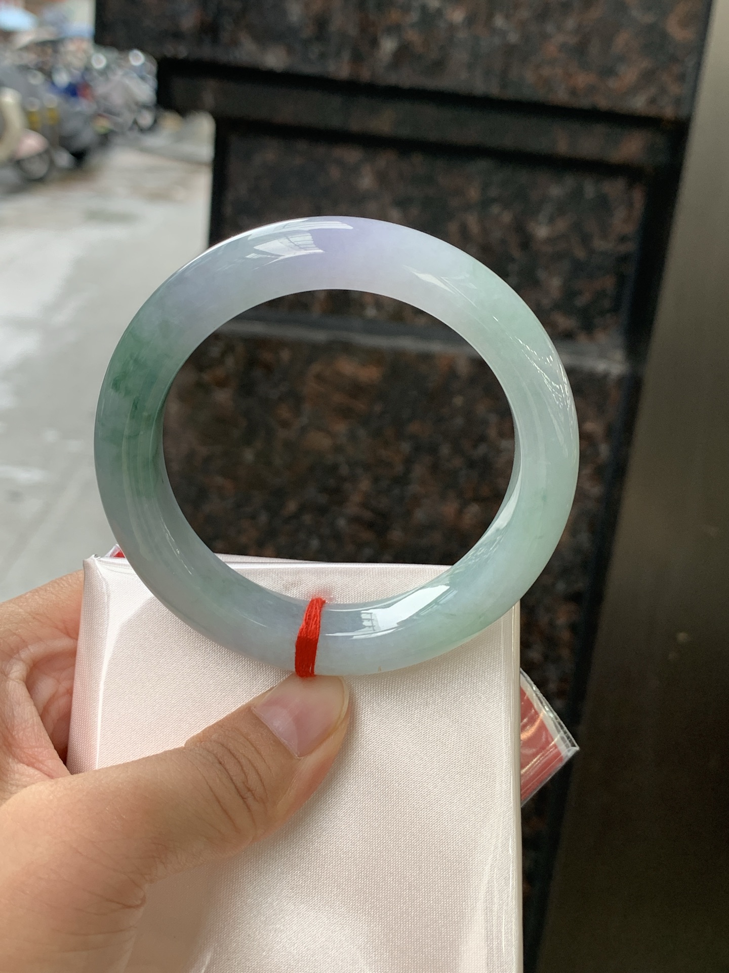 春彩正圈 56.4-12.2-9.7 0628-N930-14 淡紫底色交织果绿底色，底妆细腻温润，色泽自然柔和，一镯双色，韵味独特，日常佩戴超显气质。